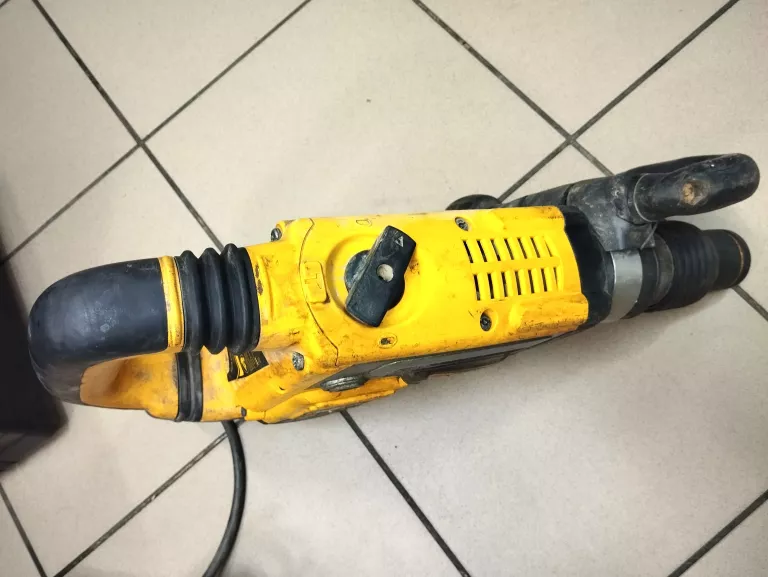 MŁOT UDAROWY DEWALT D25831