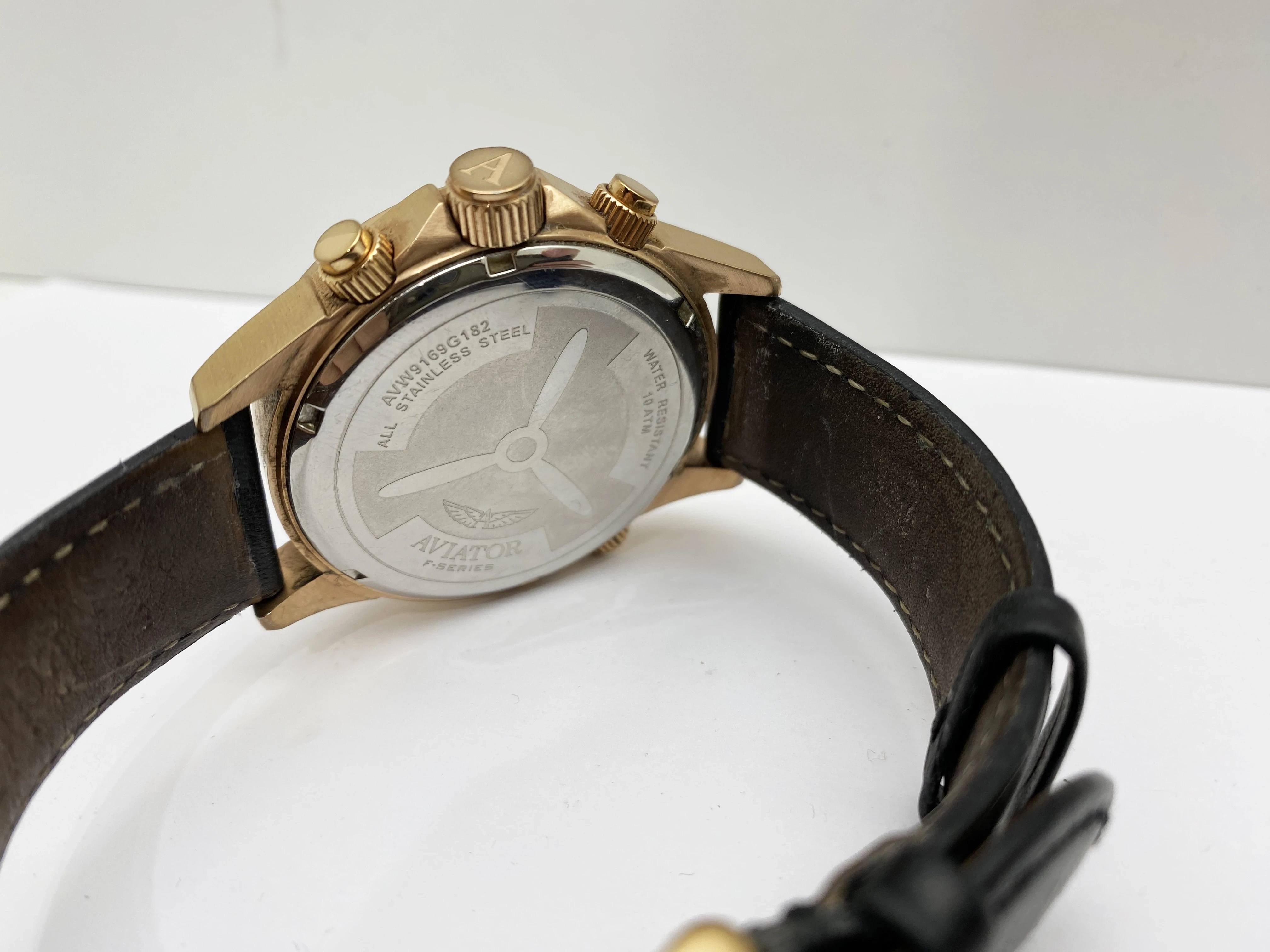 zegarek-aviator-avw9169g182-ksztalt-koperty-okragla