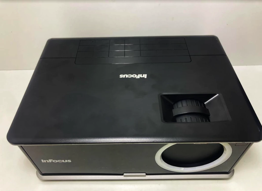 projektor-infocus-in3114-okablowanie-pokrowiec-jasnosc-lampy-ansi-3000