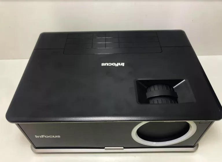 projektor-infocus-in3114-okablowanie-pokrowiec-jasnosc-lampy-ansi-3000