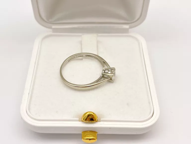 BIAŁE ZŁOTO PIERŚCIOENK Z BRYLANTEM 750 R.14 2,10G