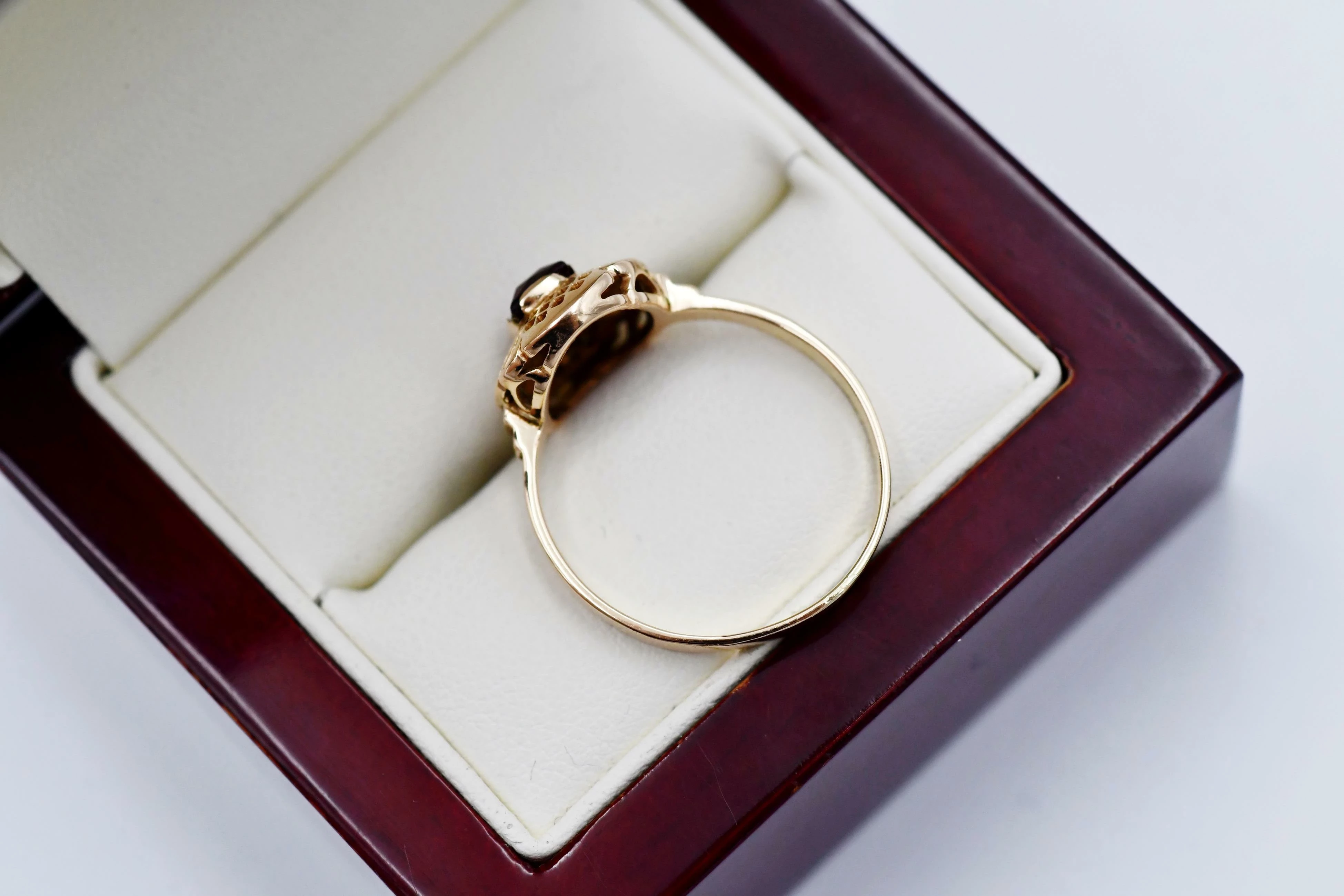 duzy-zloty-pierscionek-z-czerwonym-oczkiem-585-r2-kolor-dominujacy-zloty