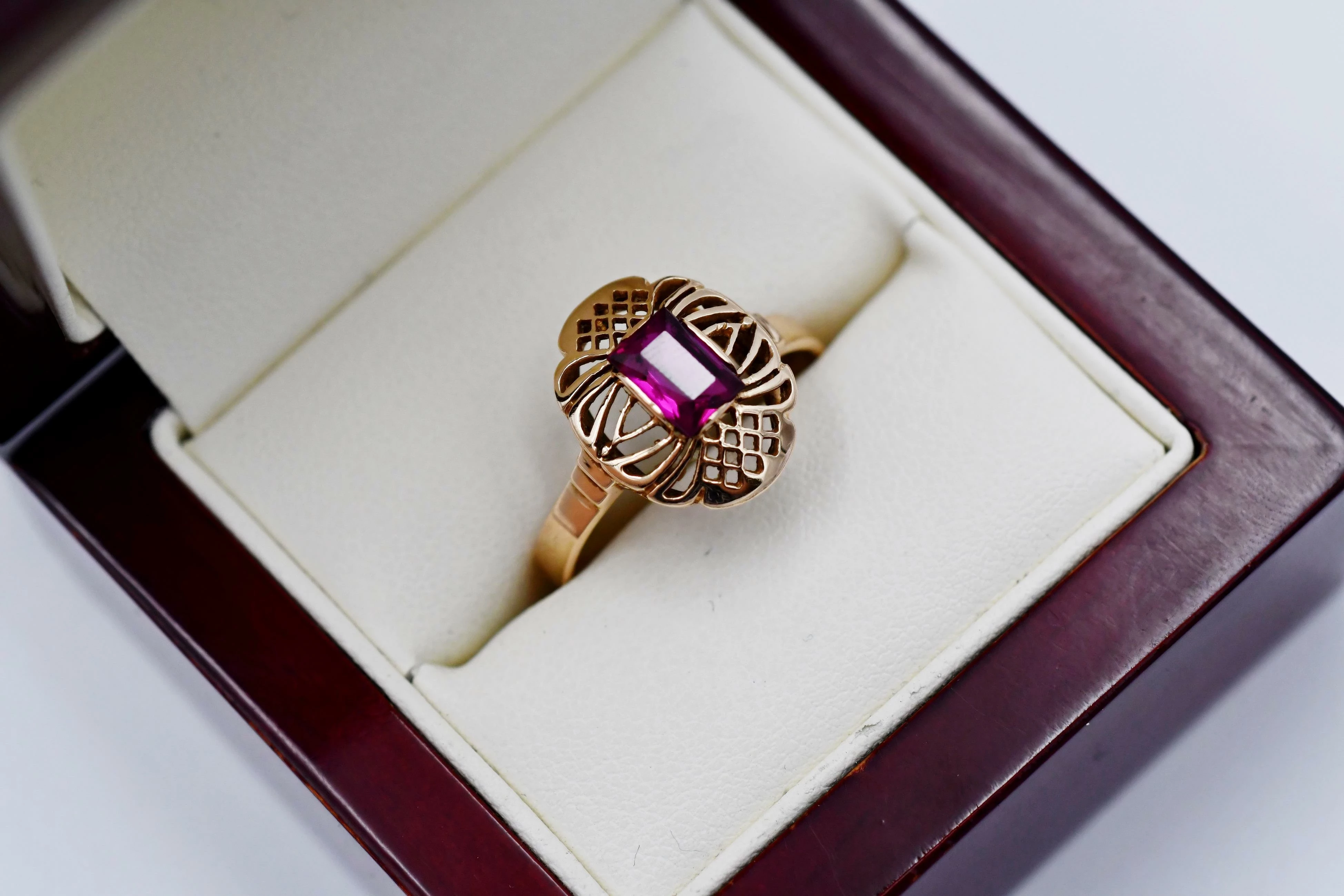 duzy-zloty-pierscionek-z-czerwonym-oczkiem-585-r2-marka-inna-marka