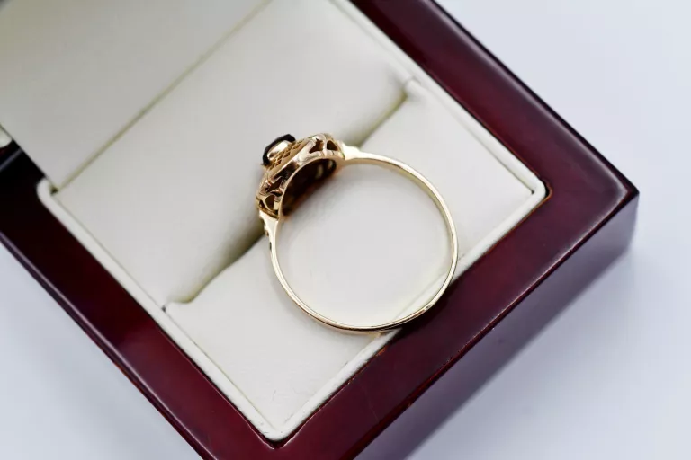 duzy-zloty-pierscionek-z-czerwonym-oczkiem-585-r2-kolor-dominujacy-zloty