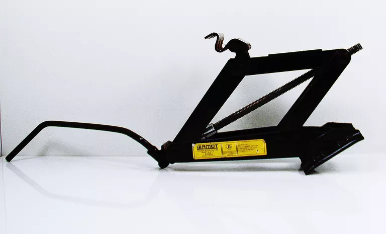 lewarek-podnosnik-uniwersalny-zm-izamot-600-stan-uzywany