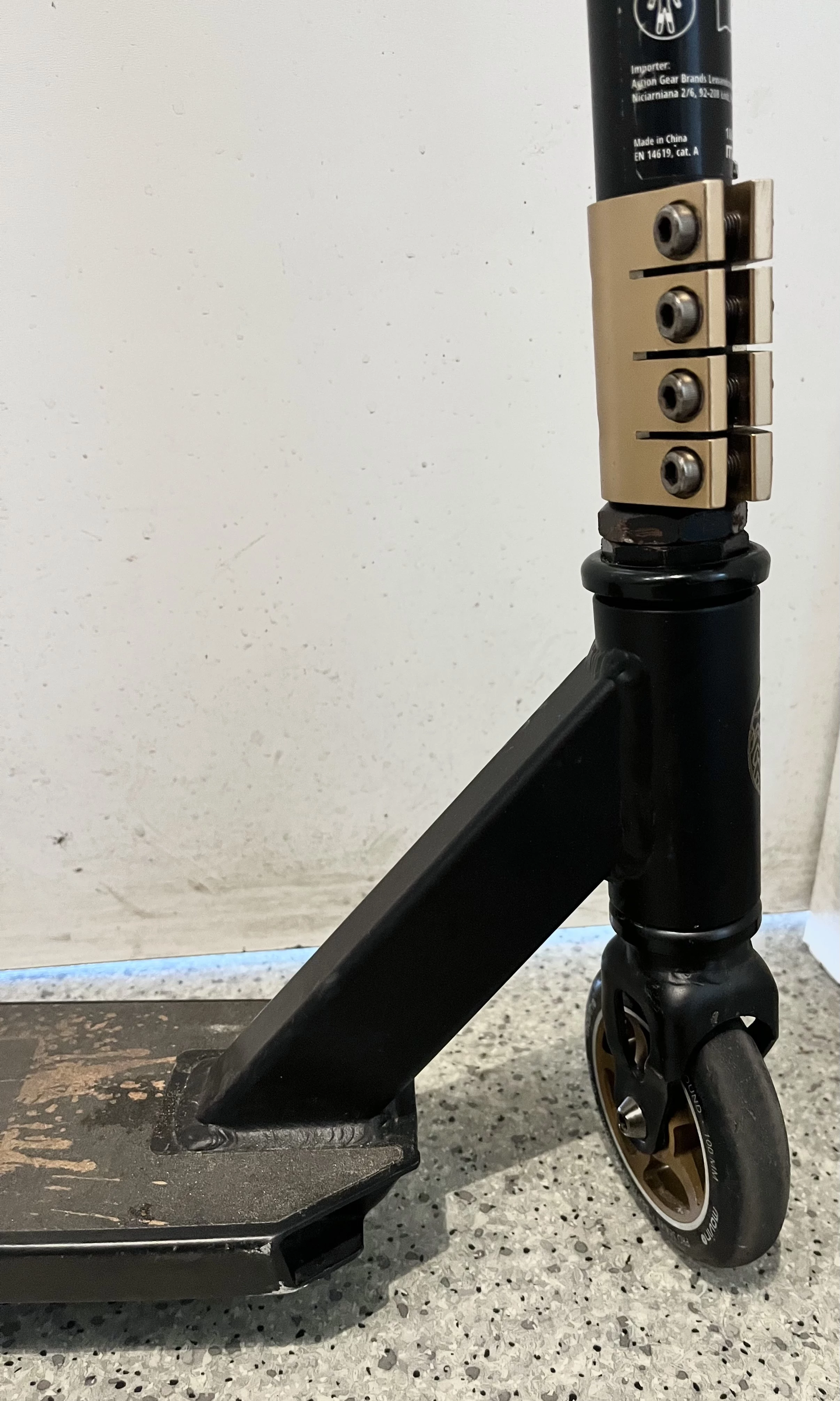 hulajnoga-wyczynowa-movino-edge-zlota-rodzaj-dwukolowa