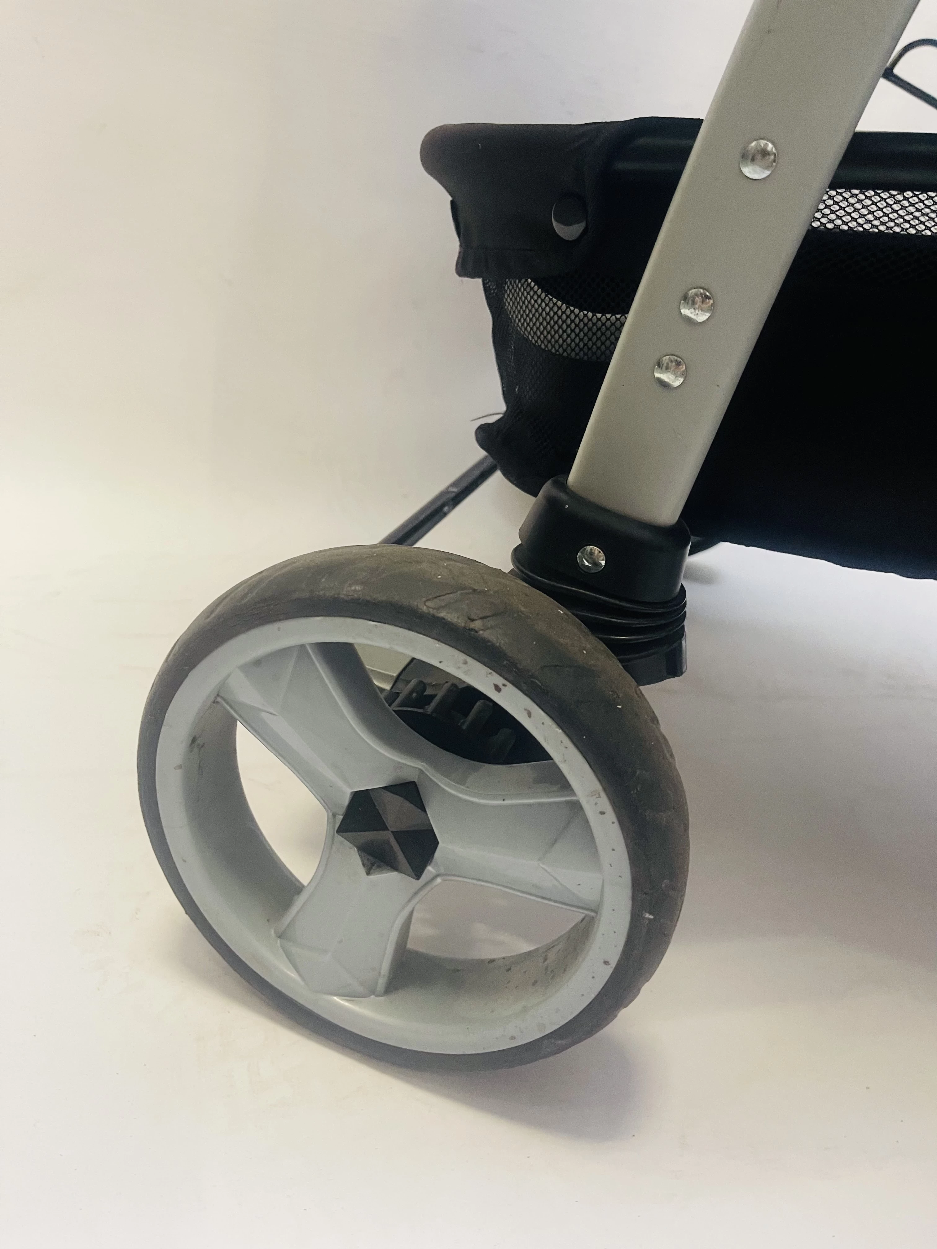 wozek-spacerowy-baby-design-spiworek-rodzaj-kol-piankowe