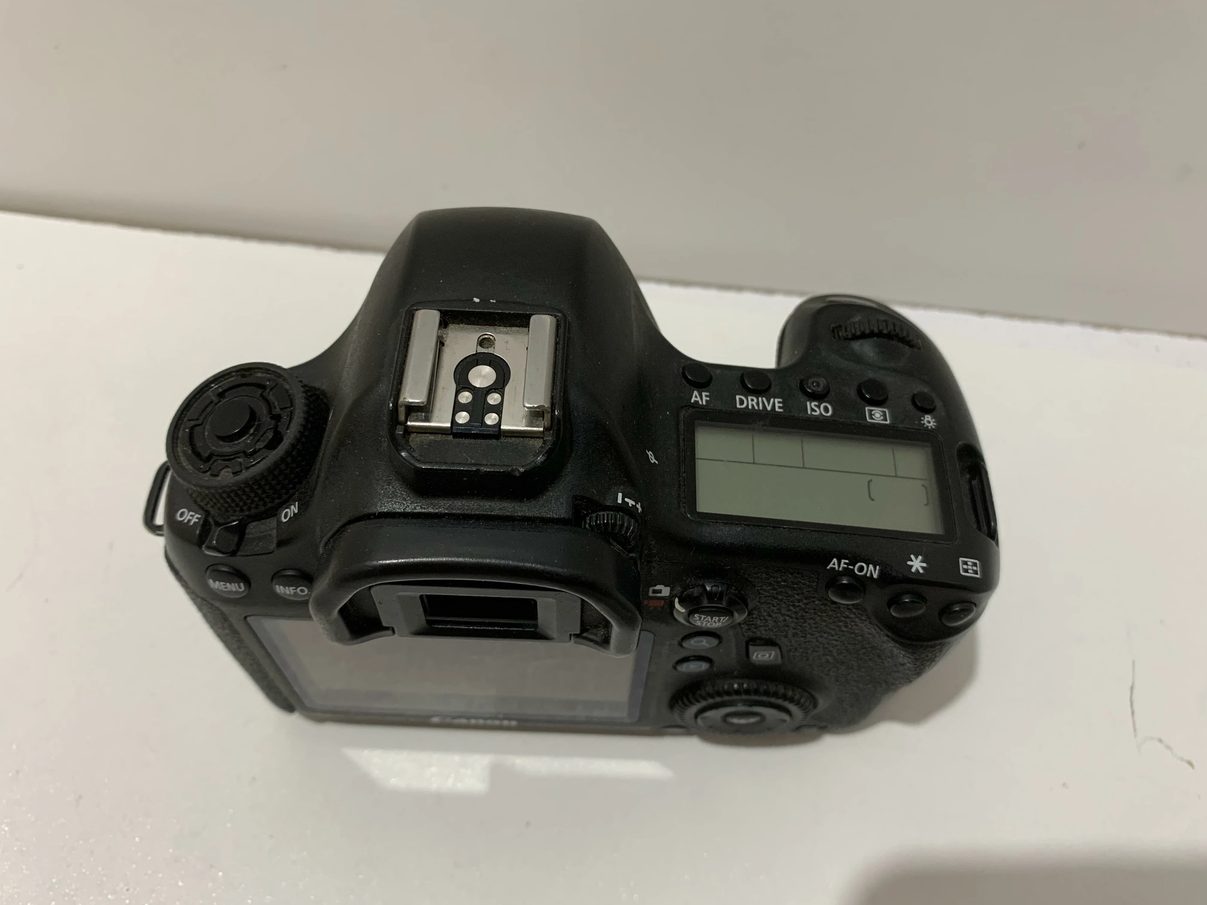 lustrzanka-canon-eos-6d-korpusladowarkabateria-kod-producenta-8035b004