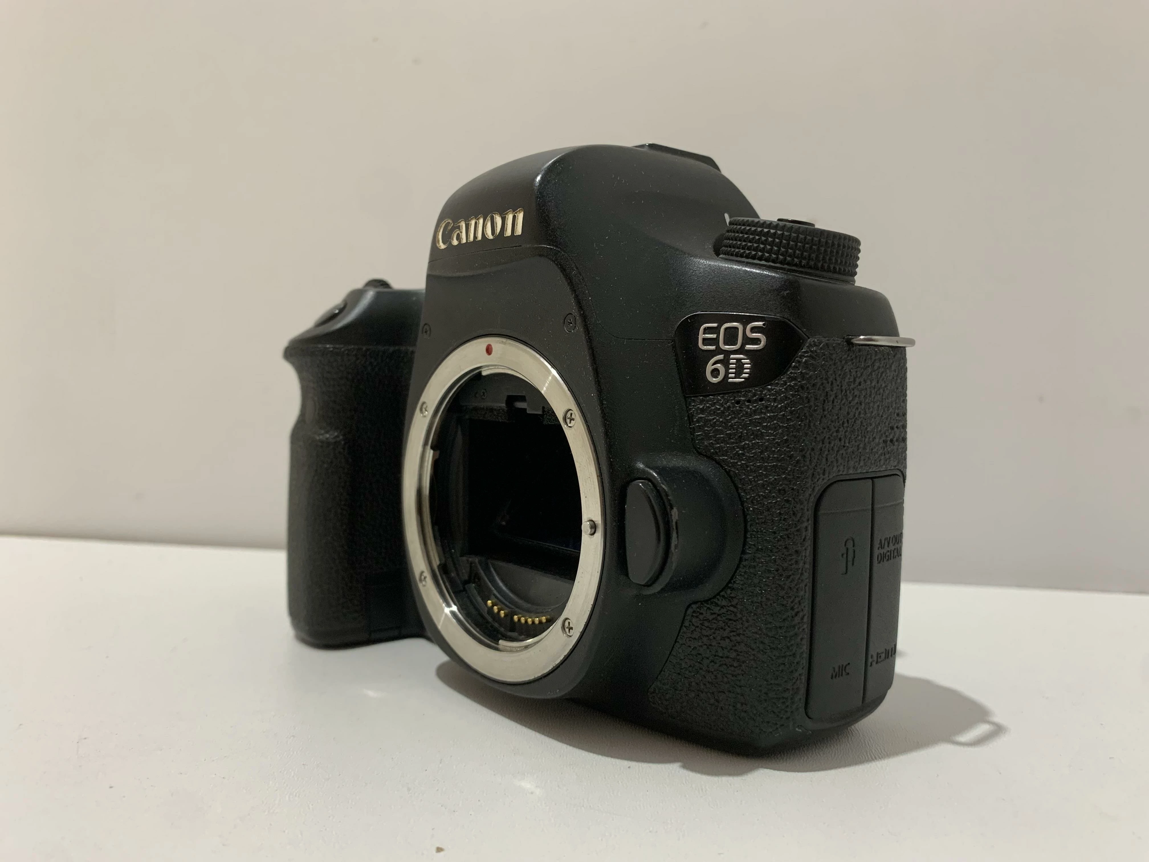 lustrzanka-canon-eos-6d-korpusladowarkabateria-rozmiar-matrycy-aps-c