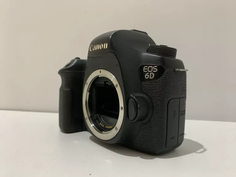 lustrzanka-canon-eos-6d-korpusladowarkabateria-rozmiar-matrycy-aps-c