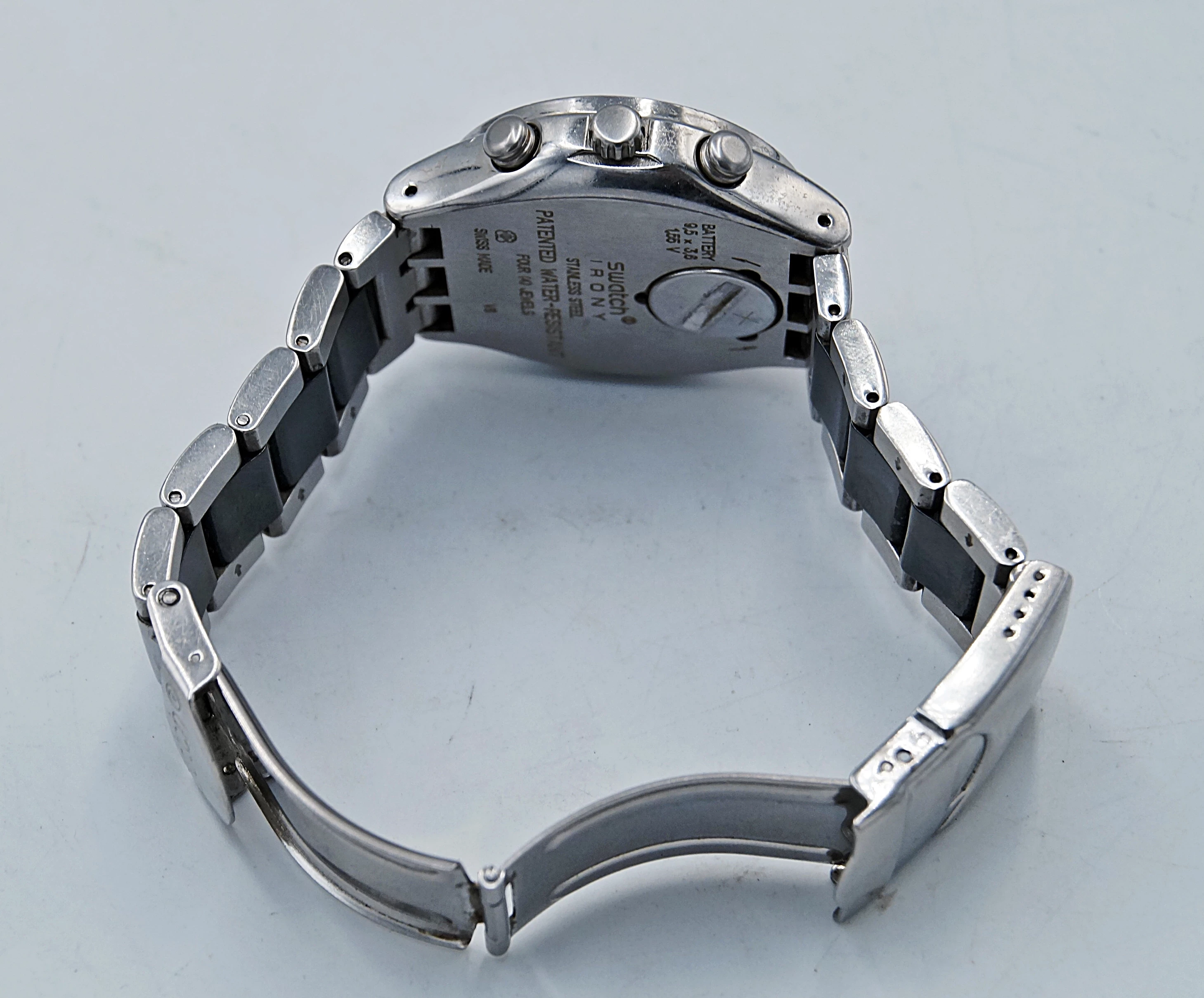 zegarek-swatch-irony-v8-ksztalt-koperty-okragla