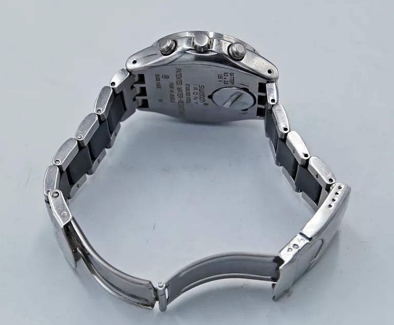 zegarek-swatch-irony-v8-ksztalt-koperty-okragla