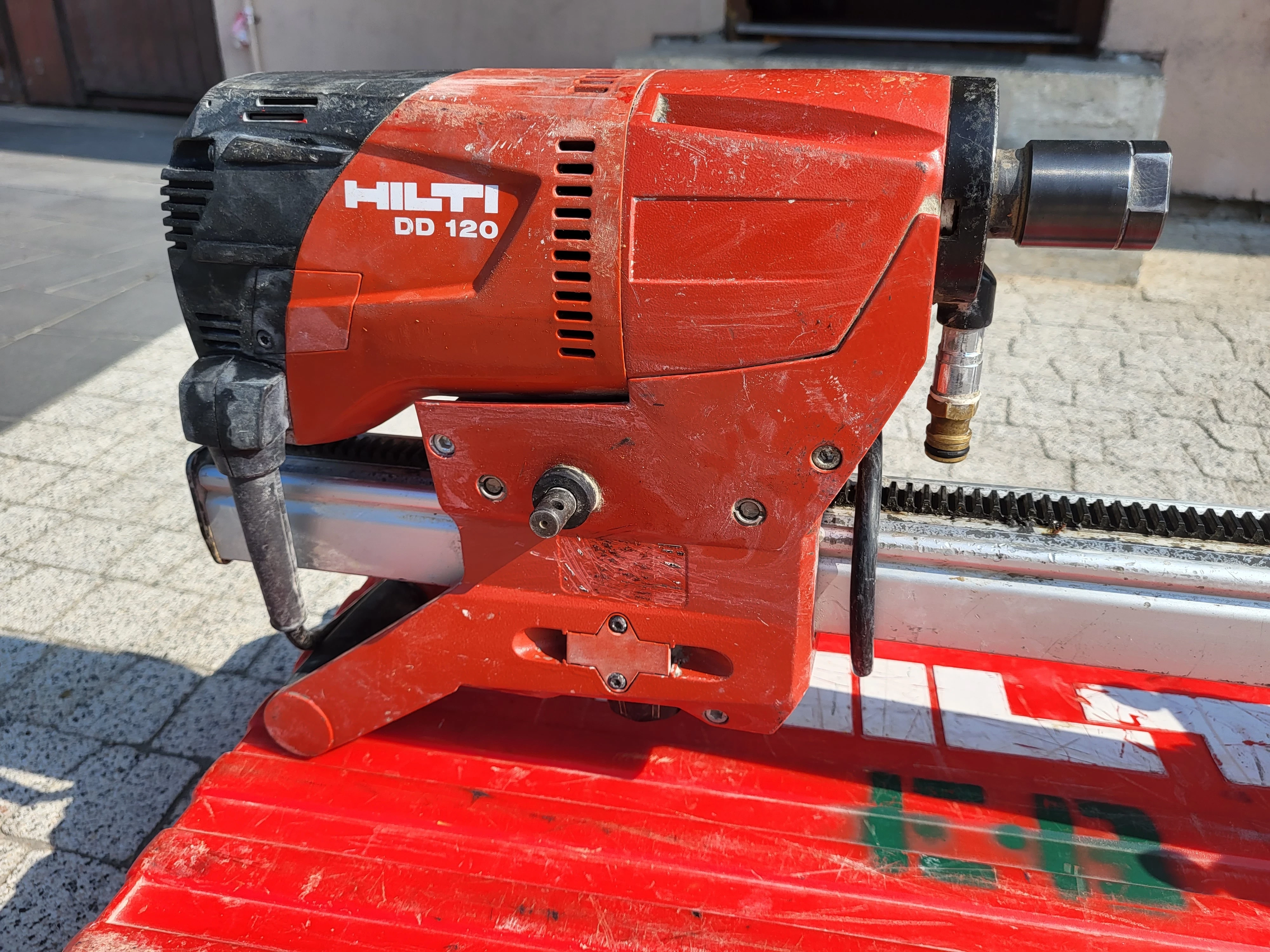 hilti-dd-120-wiertnica-walizka-zasilanie-elektryczne
