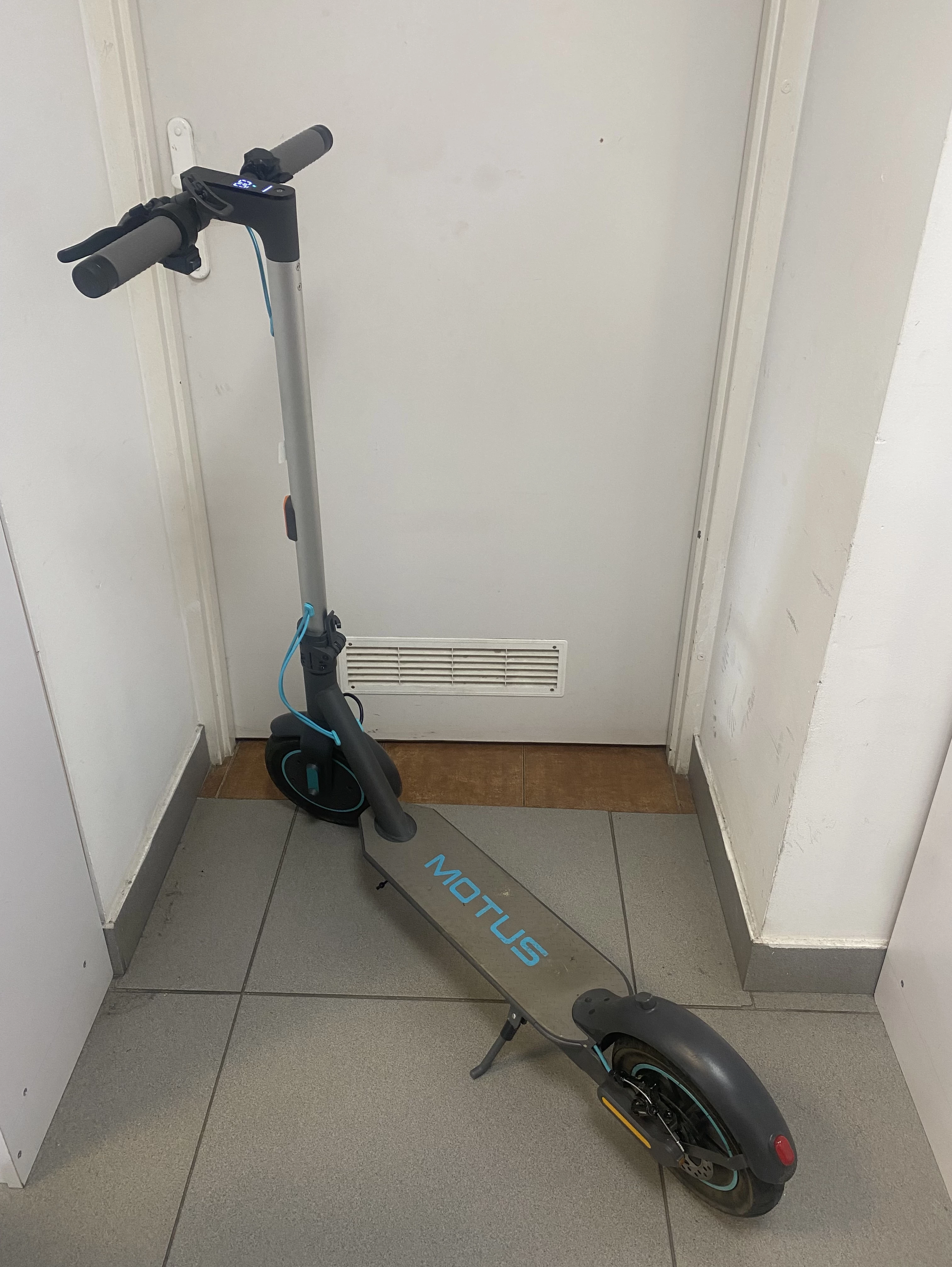 hulajnoga-elektryczna-motus-scooty-10-lite-moc-silnika-35000