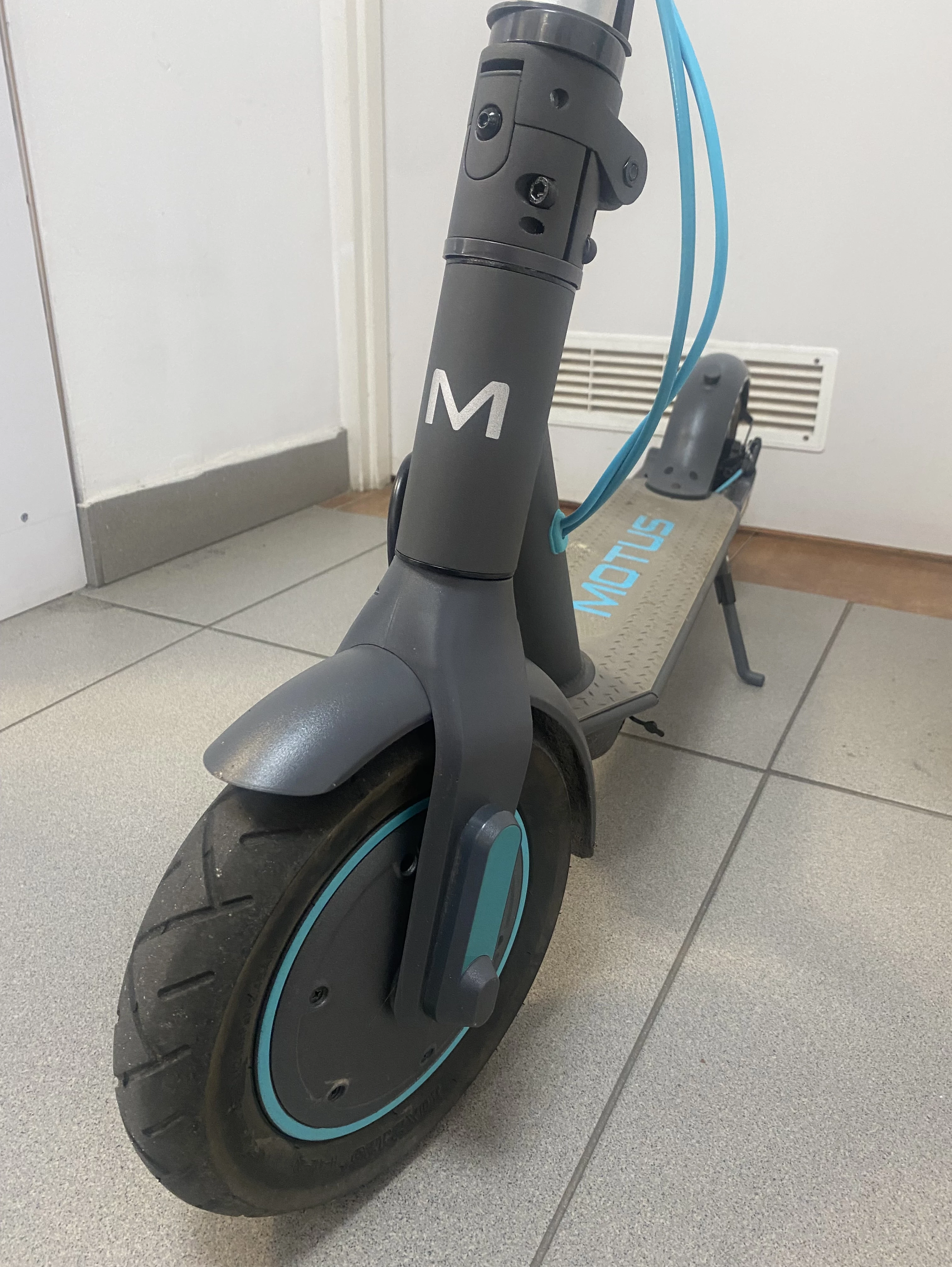 hulajnoga-elektryczna-motus-scooty-10-lite-marka-motus