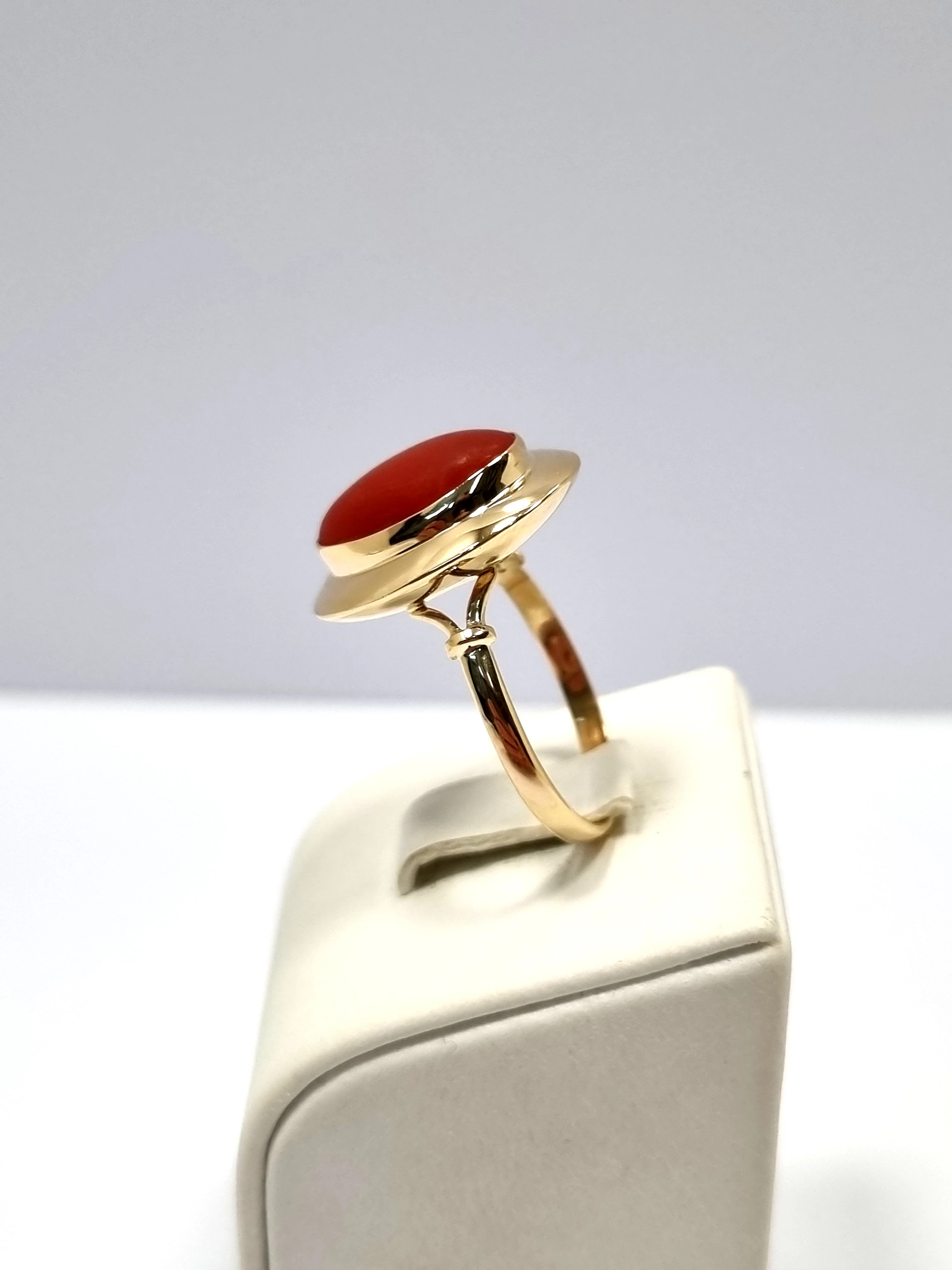 piekny-zloty-pierscionek-z-koralem-750-rodzaj-wyrob-jubilerski