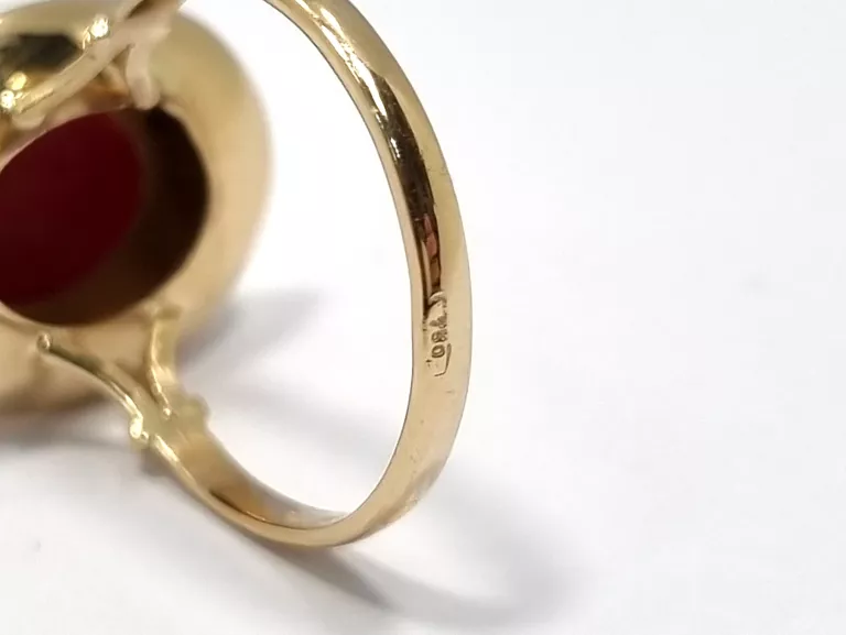 piekny-zloty-pierscionek-z-koralem-750-cechy-brak