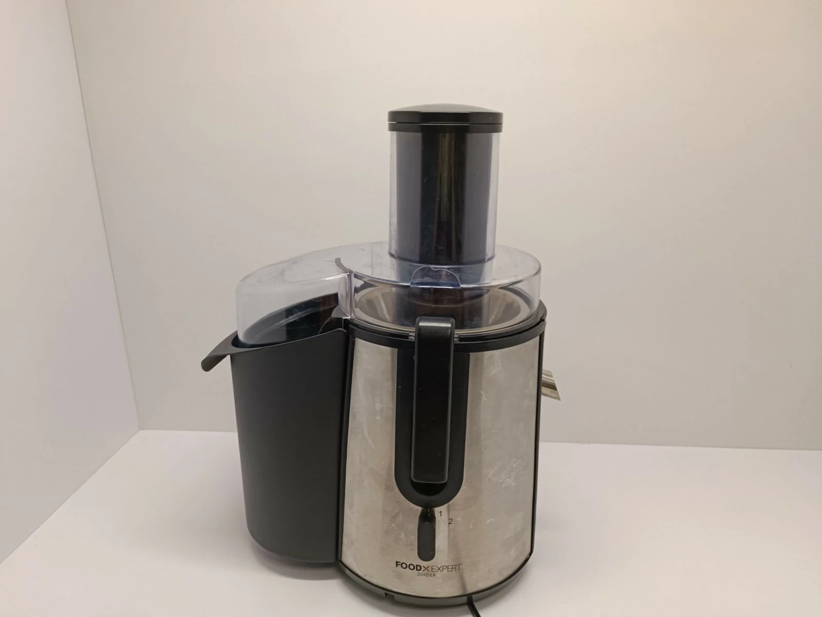 sokowirowka-dekra-700w-pud-kolor-dominujacy-czarny