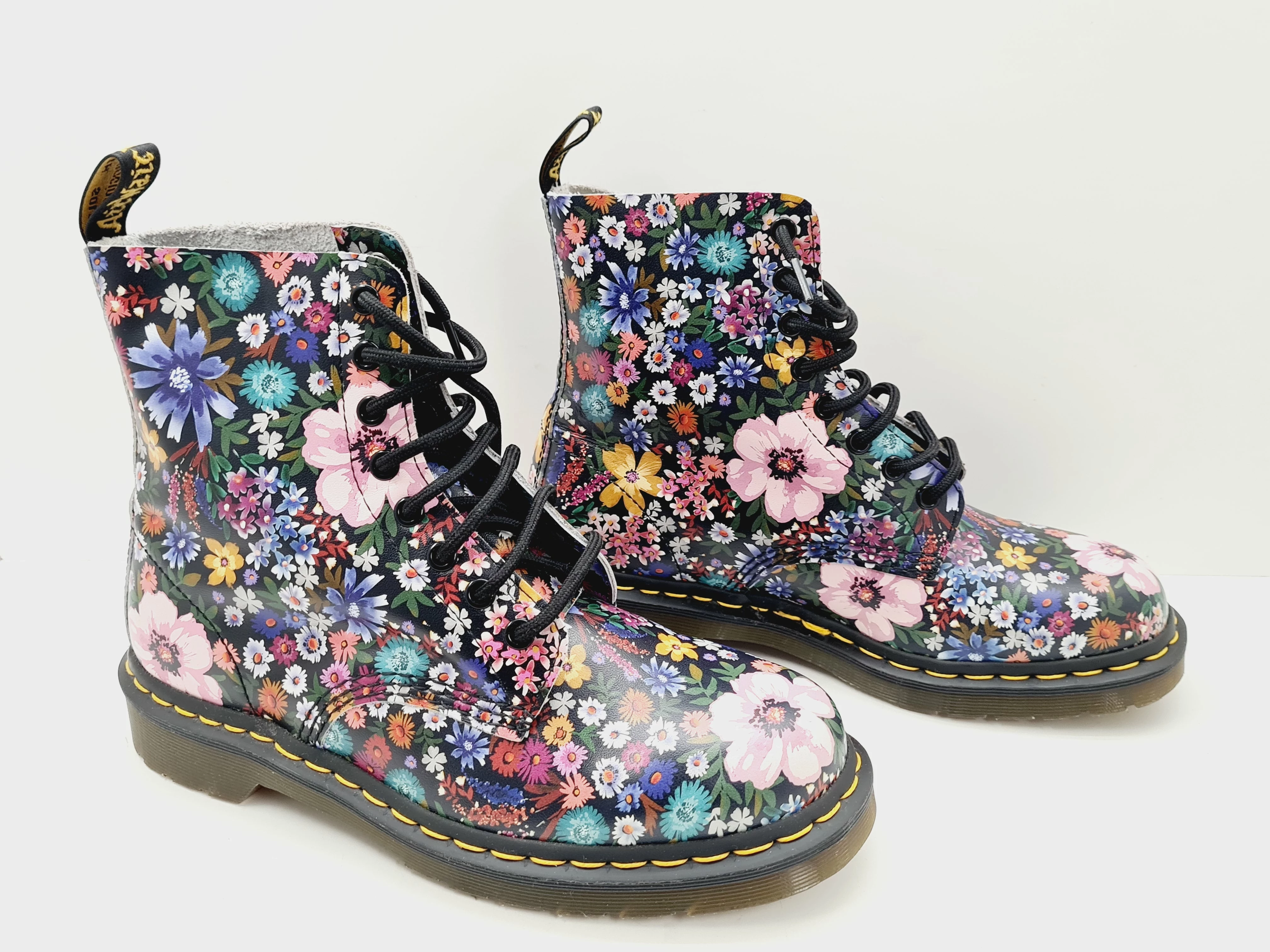 buty-martens-1460-kwiaty-40-marka-dr-martens