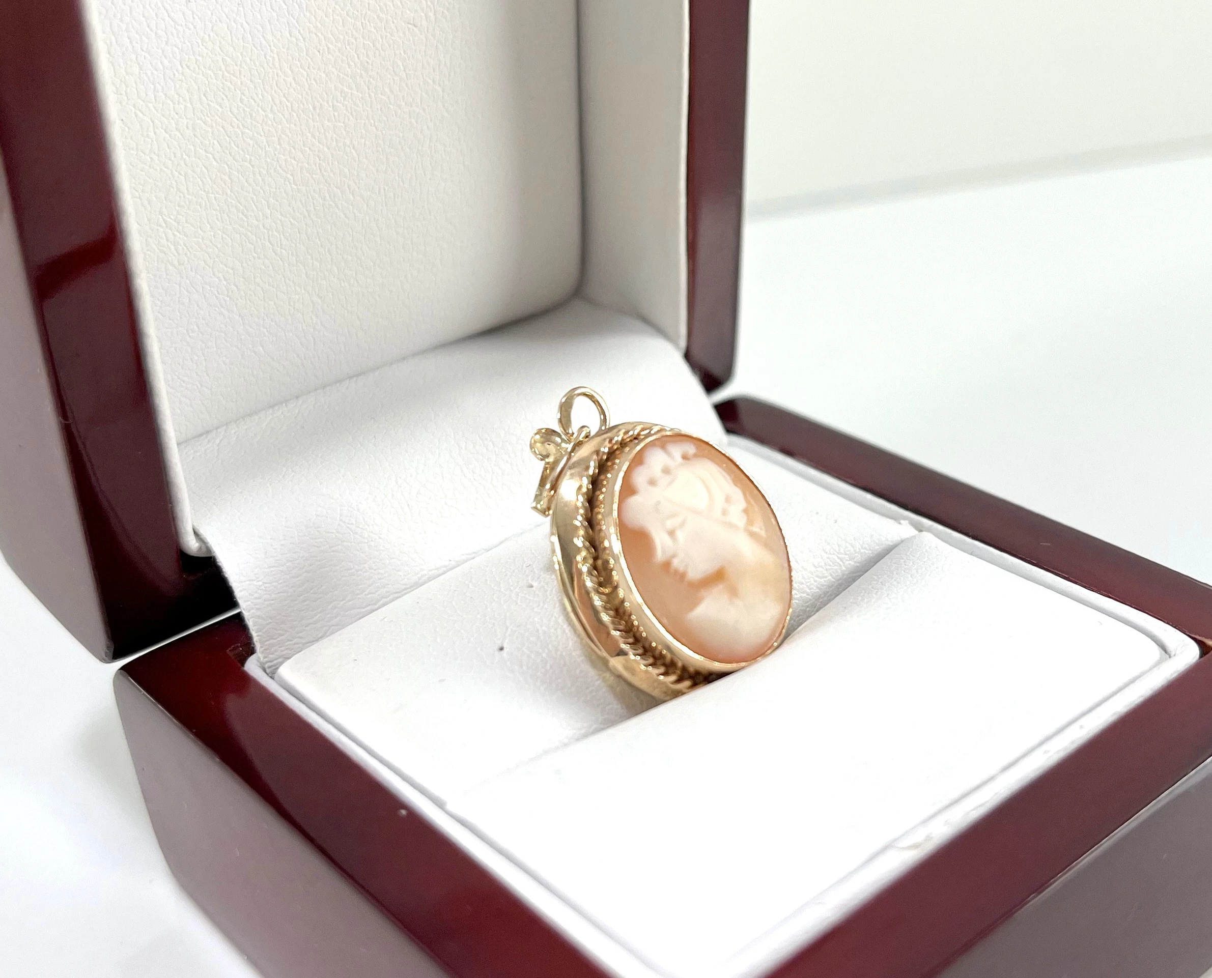 cudowna-zlota-zawieszka-kamea-585472g-cechy-207006-4