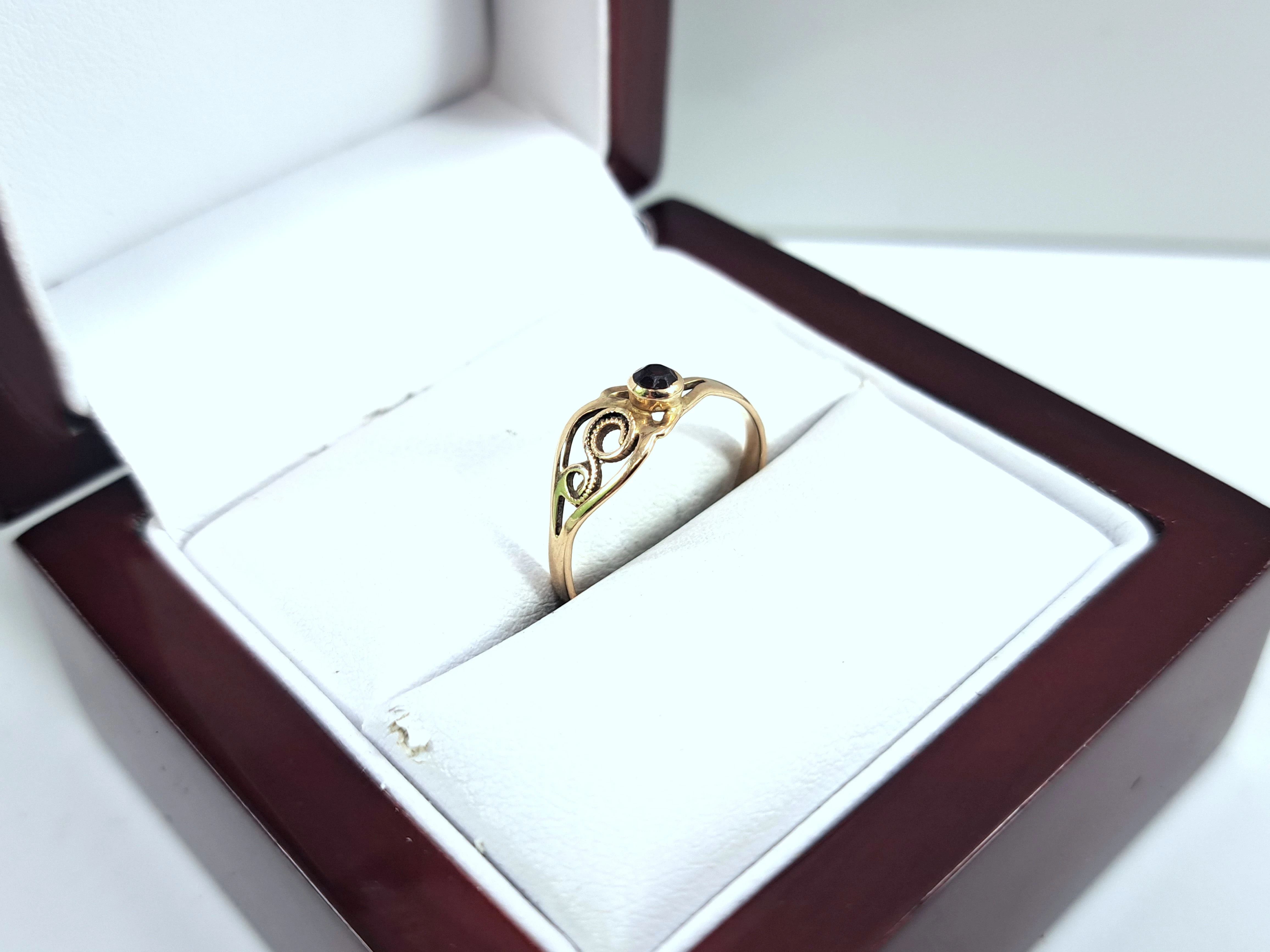 zloty-pierscionek-z-rubinem-r12-585-099g-waga-247