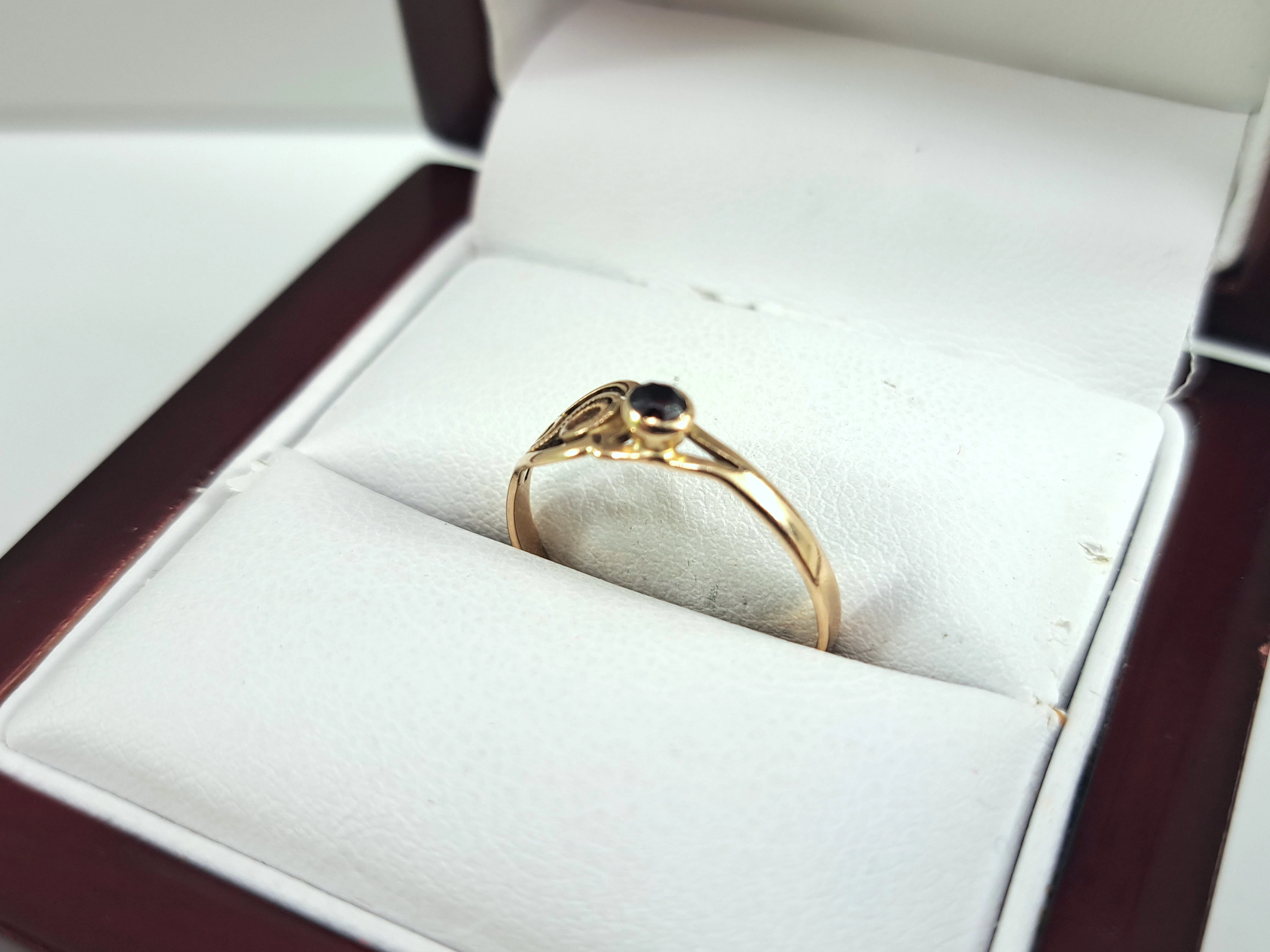 zloty-pierscionek-z-rubinem-r12-585-099g-cechy-brak