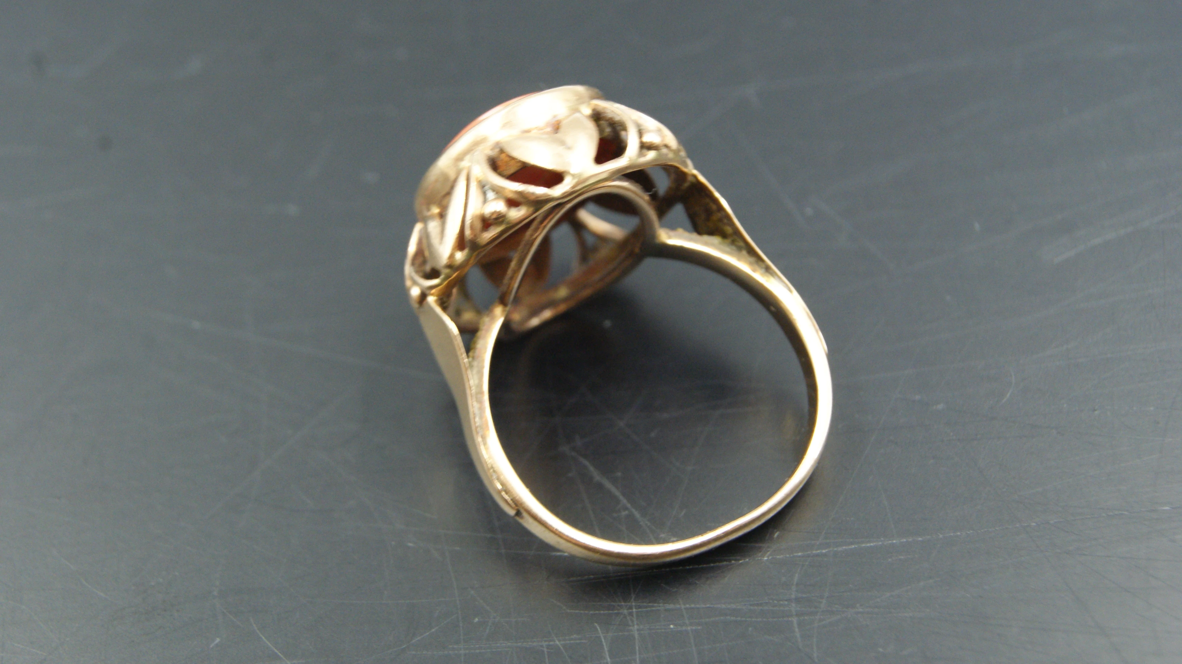 zloty-pierscionek-z-koralem-585-575g-r18-stan-uzywany