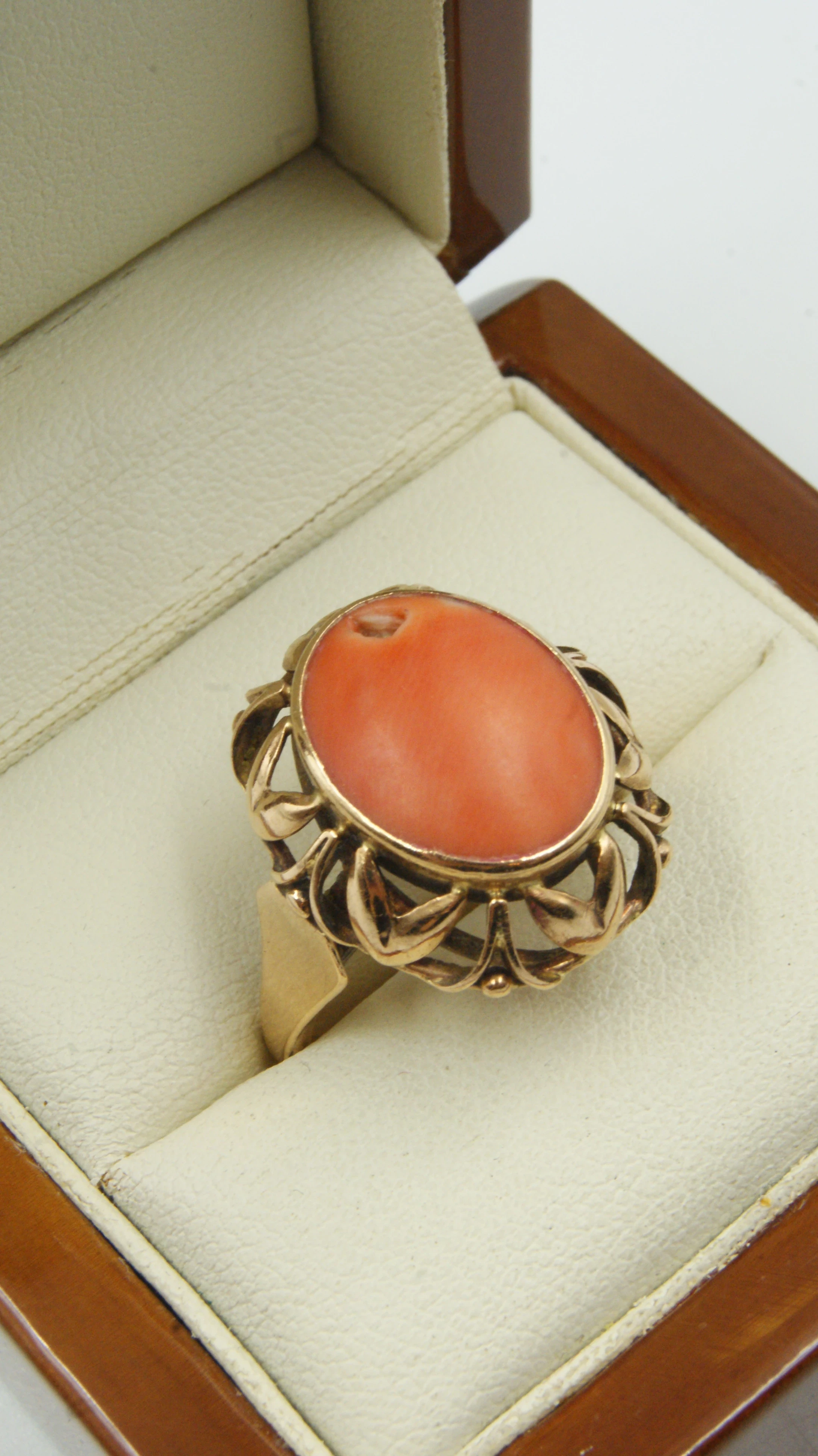 zloty-pierscionek-z-koralem-585-575g-r18-stan-uzywany