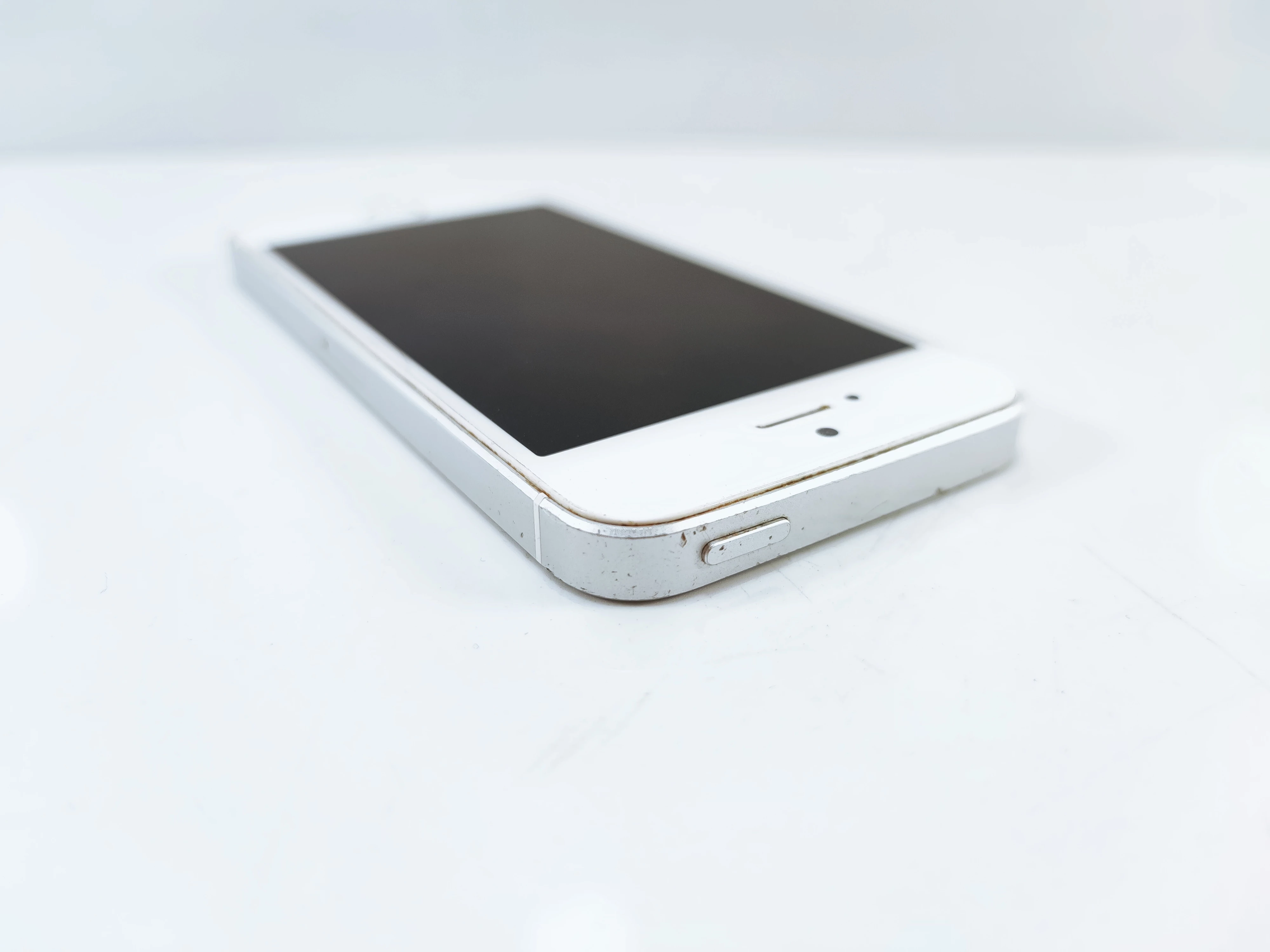 smartfon-apple-iphone-se-2-gb-32-gb-srebrny-przekatna-ekranu-400