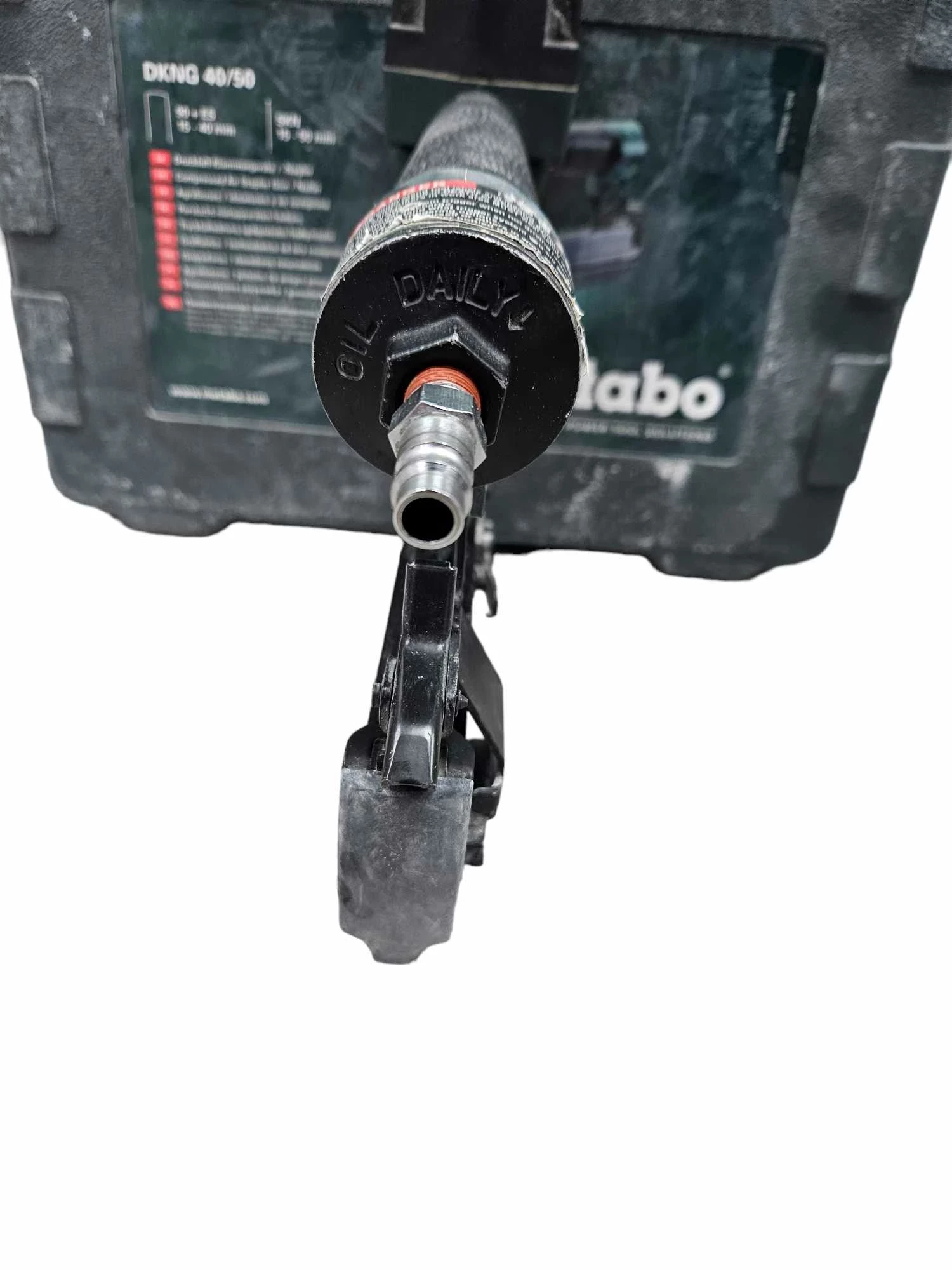 zszywarko-gwozdziarka-metabo-dkng-4050-zasilanie-pneumatyczne