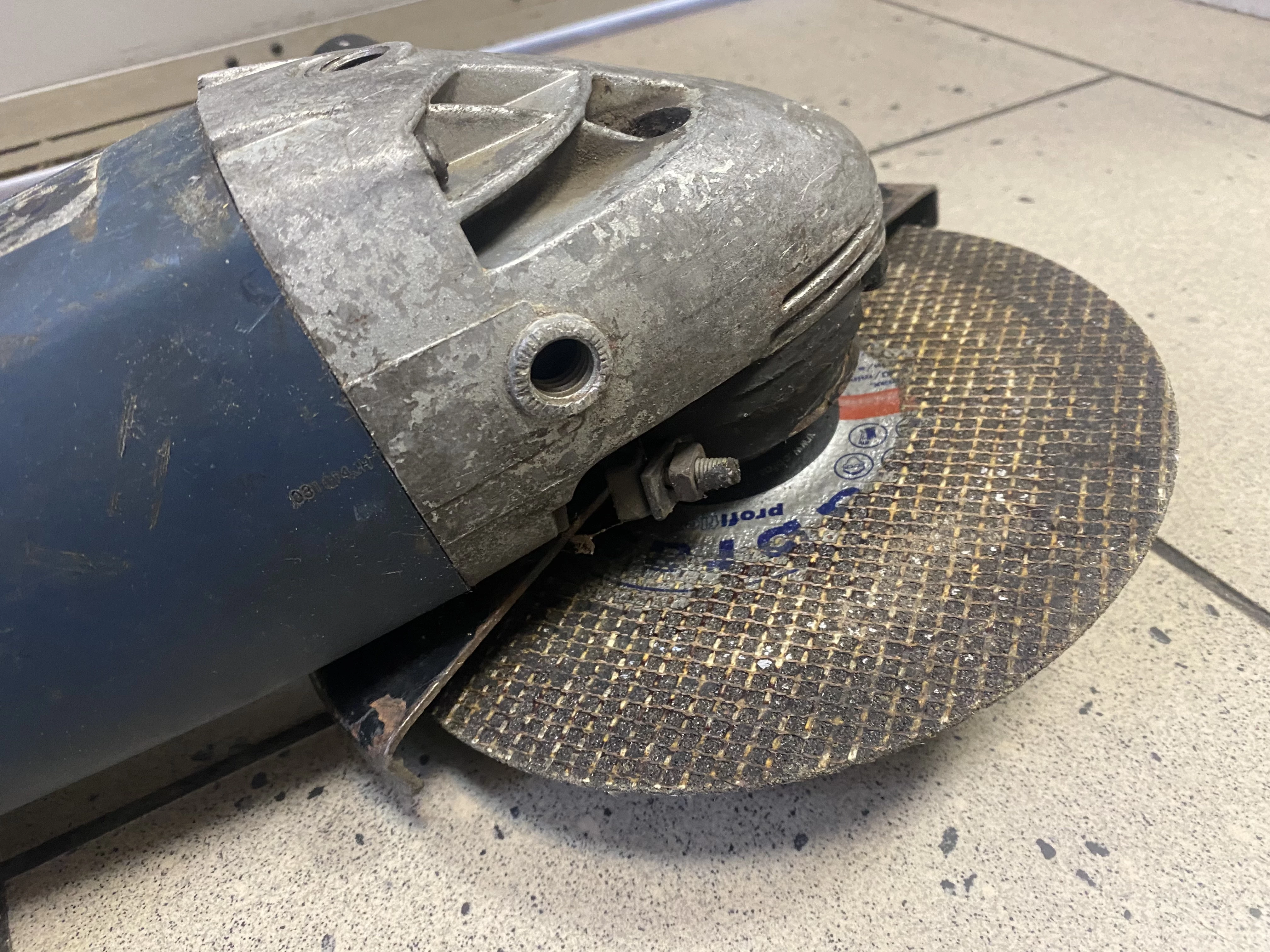 duza-szlifierka-katowa-230mm-rodzaj-zasilania-sieciowe