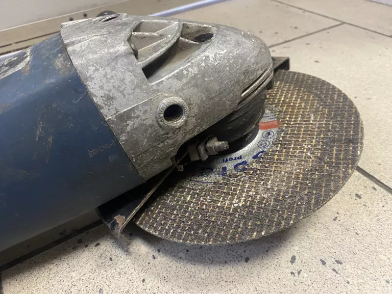 duza-szlifierka-katowa-230mm-rodzaj-zasilania-sieciowe