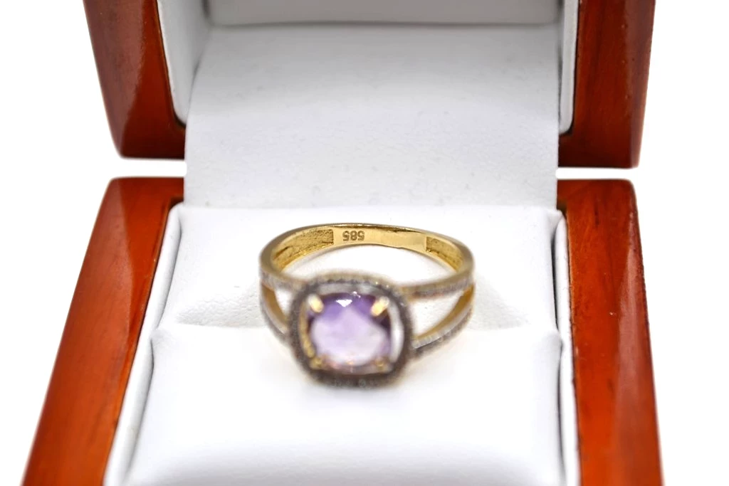 sliczny-zloty-pierscionek-14k-z-fioletowym-oczkiem-kolor-dominujacy-205826-225106