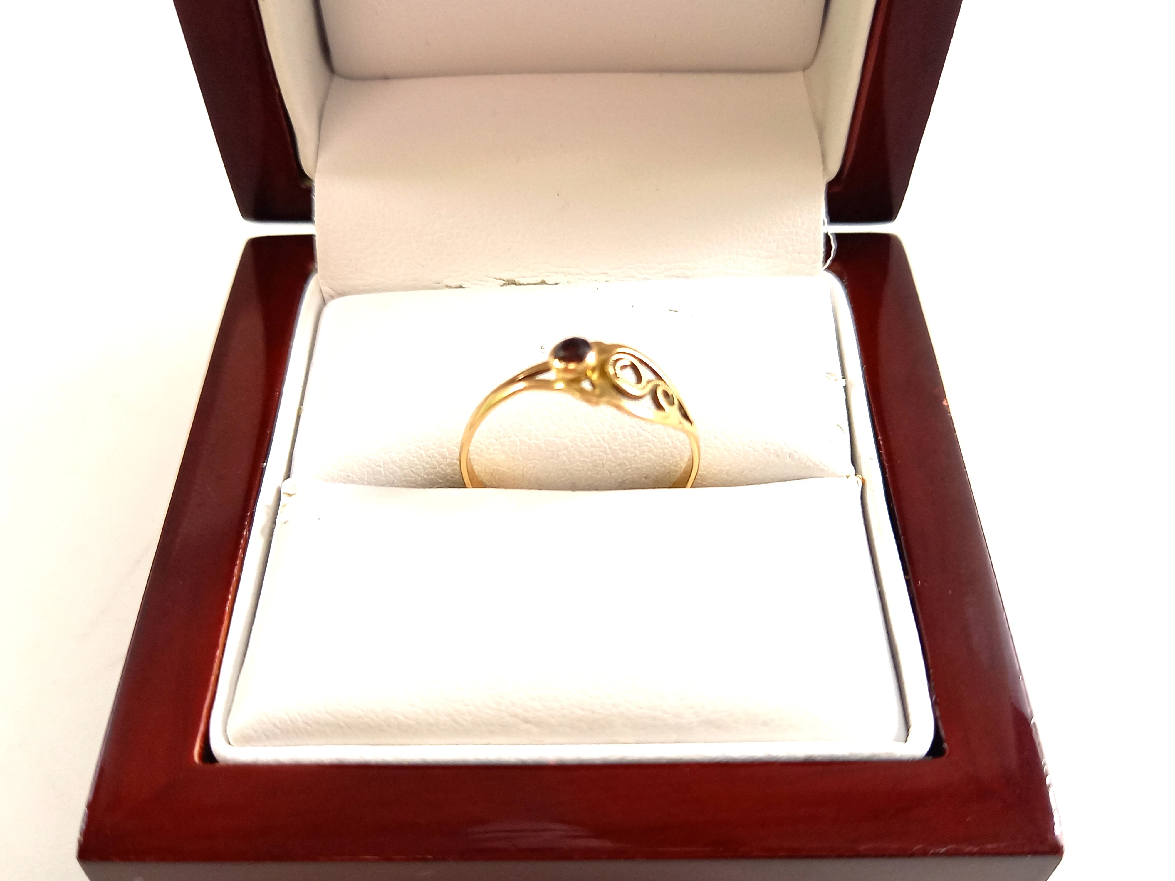 zloty-pierscionek-z-rubinem-r12-585-099g-rodzaj-wyrob-jubilerski