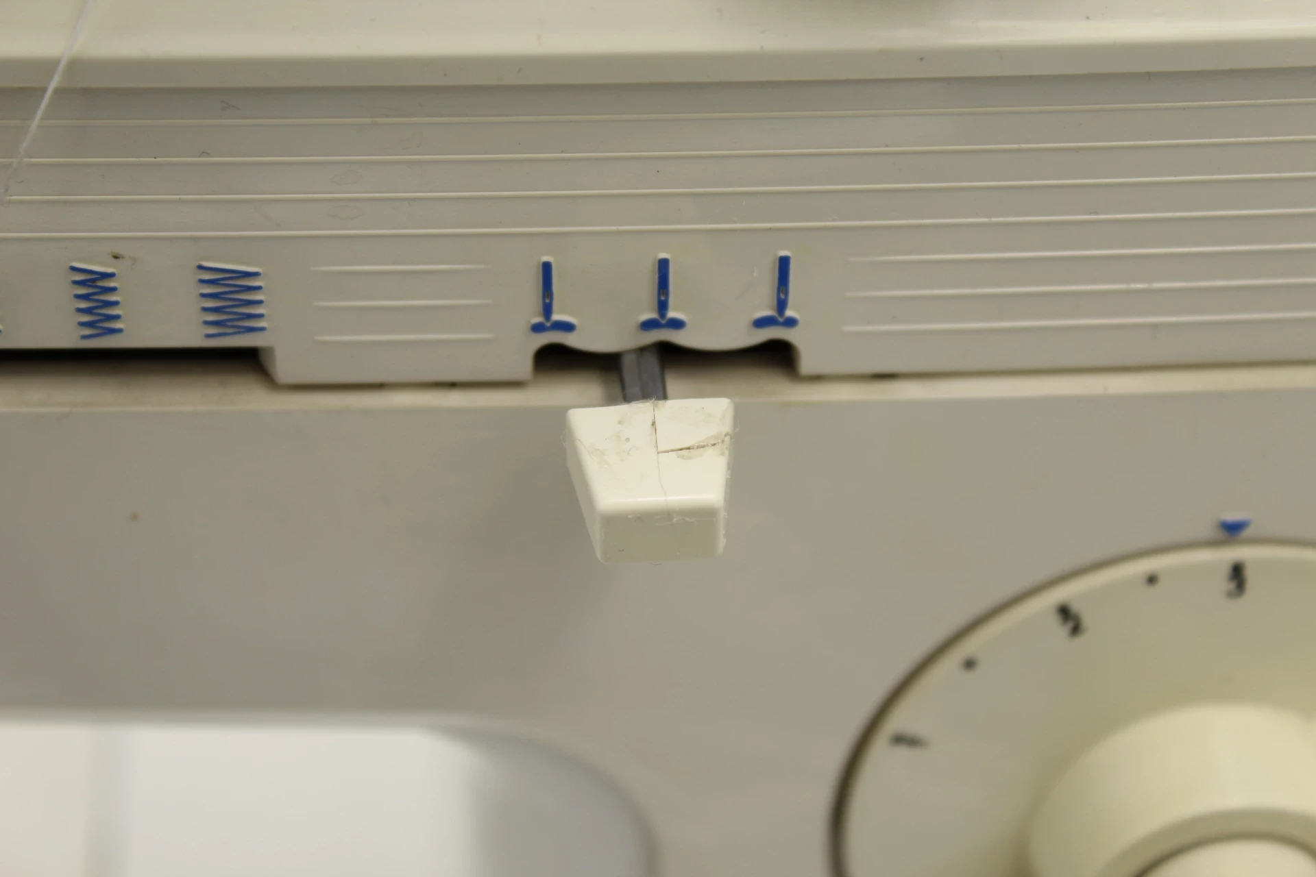 solidna-maszyna-do-szycia-lucznik-833-model-833