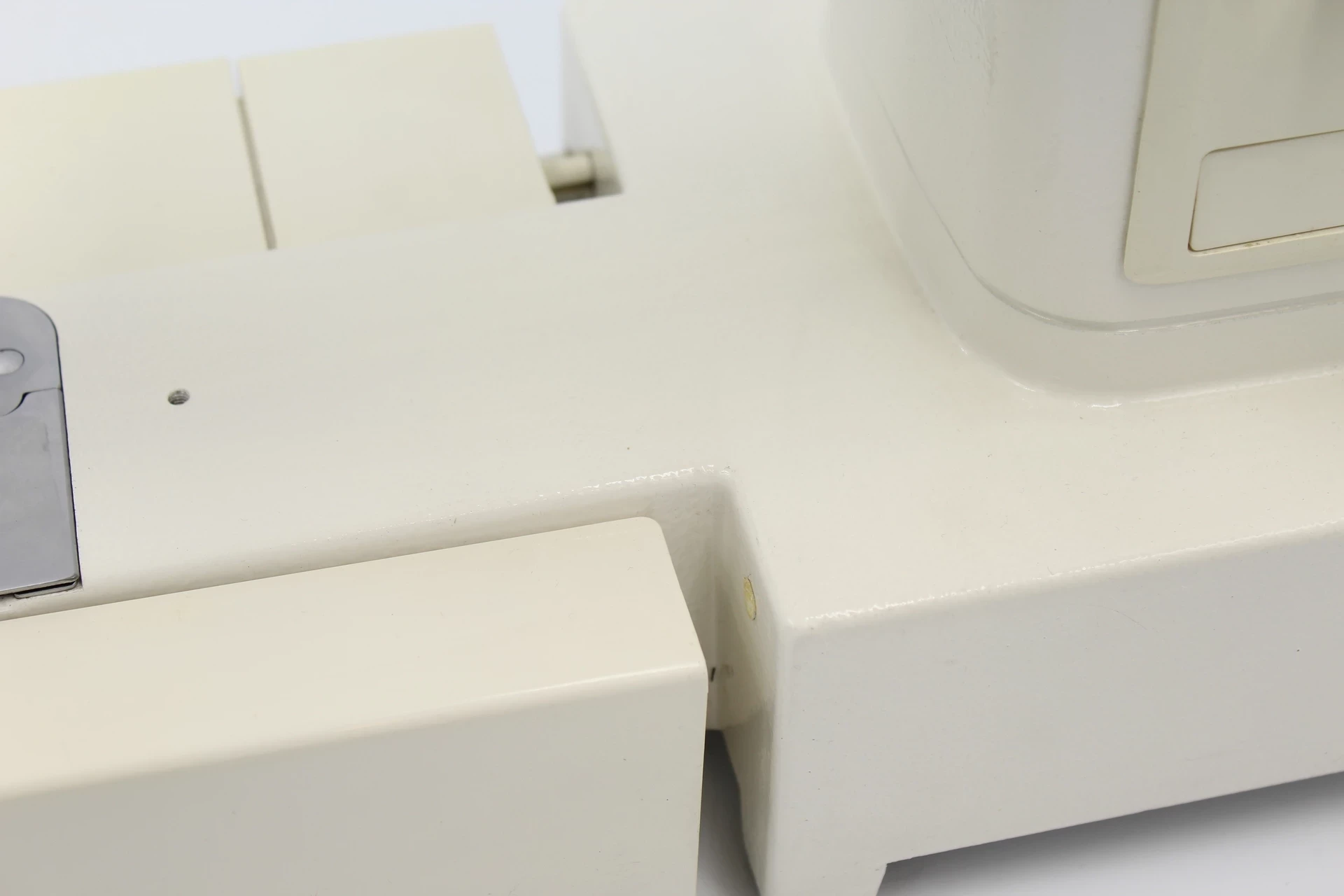 solidna-maszyna-do-szycia-lucznik-833-kolor-dominujacy-bialy