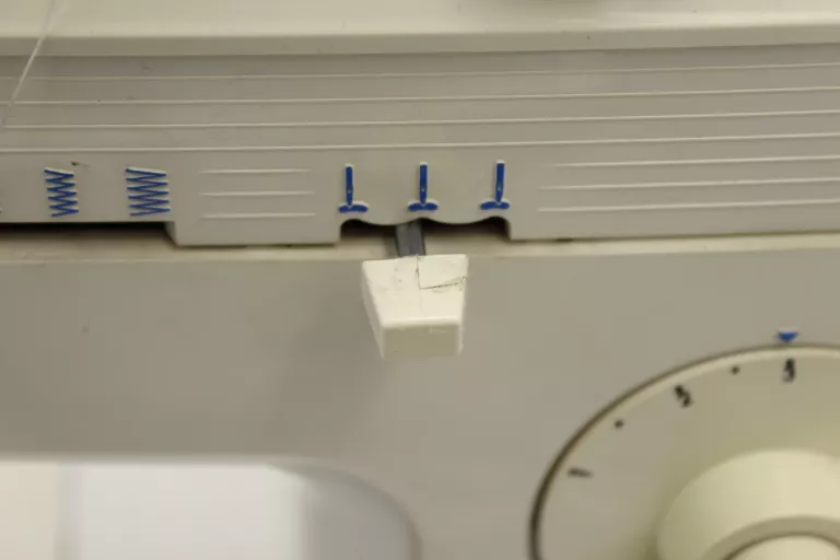 solidna-maszyna-do-szycia-lucznik-833-model-833