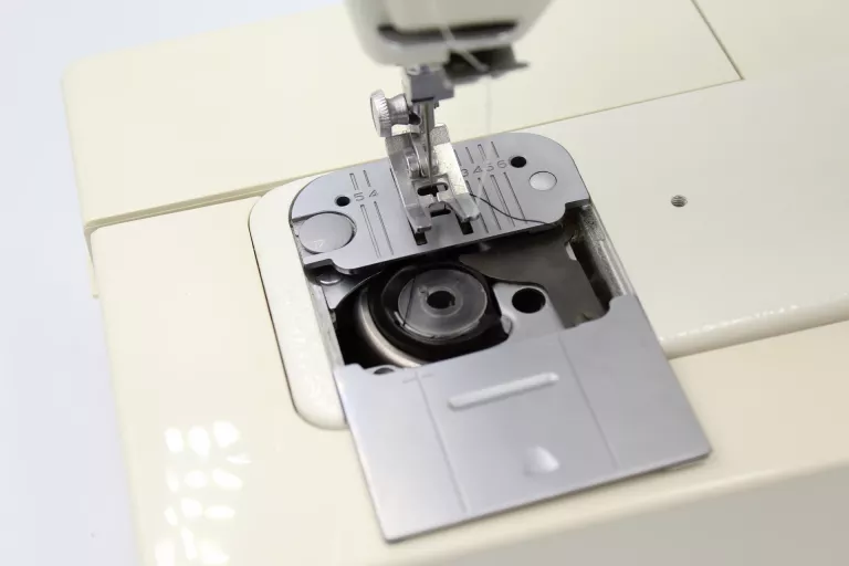 solidna-maszyna-do-szycia-lucznik-833-kod-producenta-lucznik-833