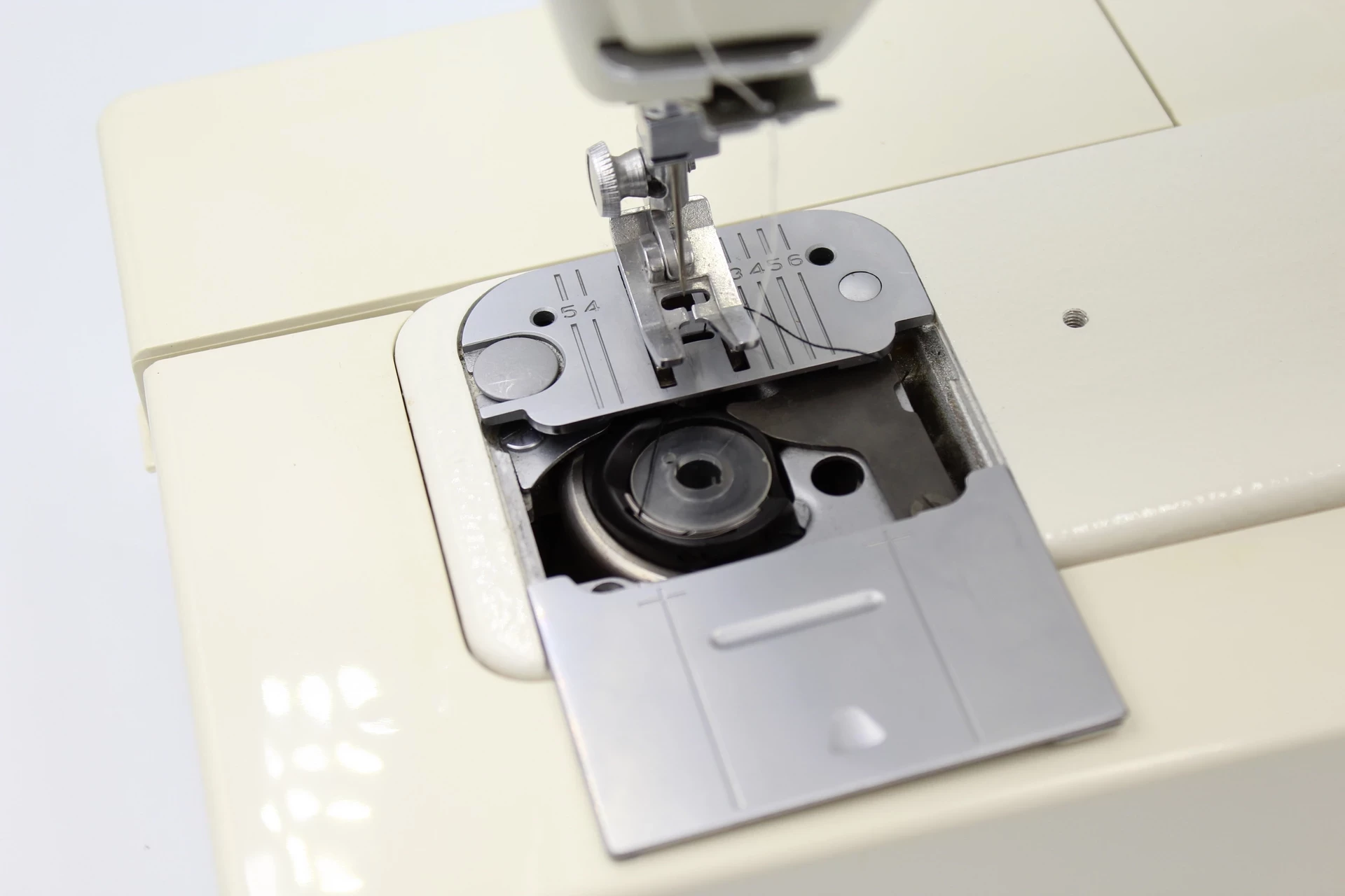 solidna-maszyna-do-szycia-lucznik-833-kod-producenta-lucznik-833