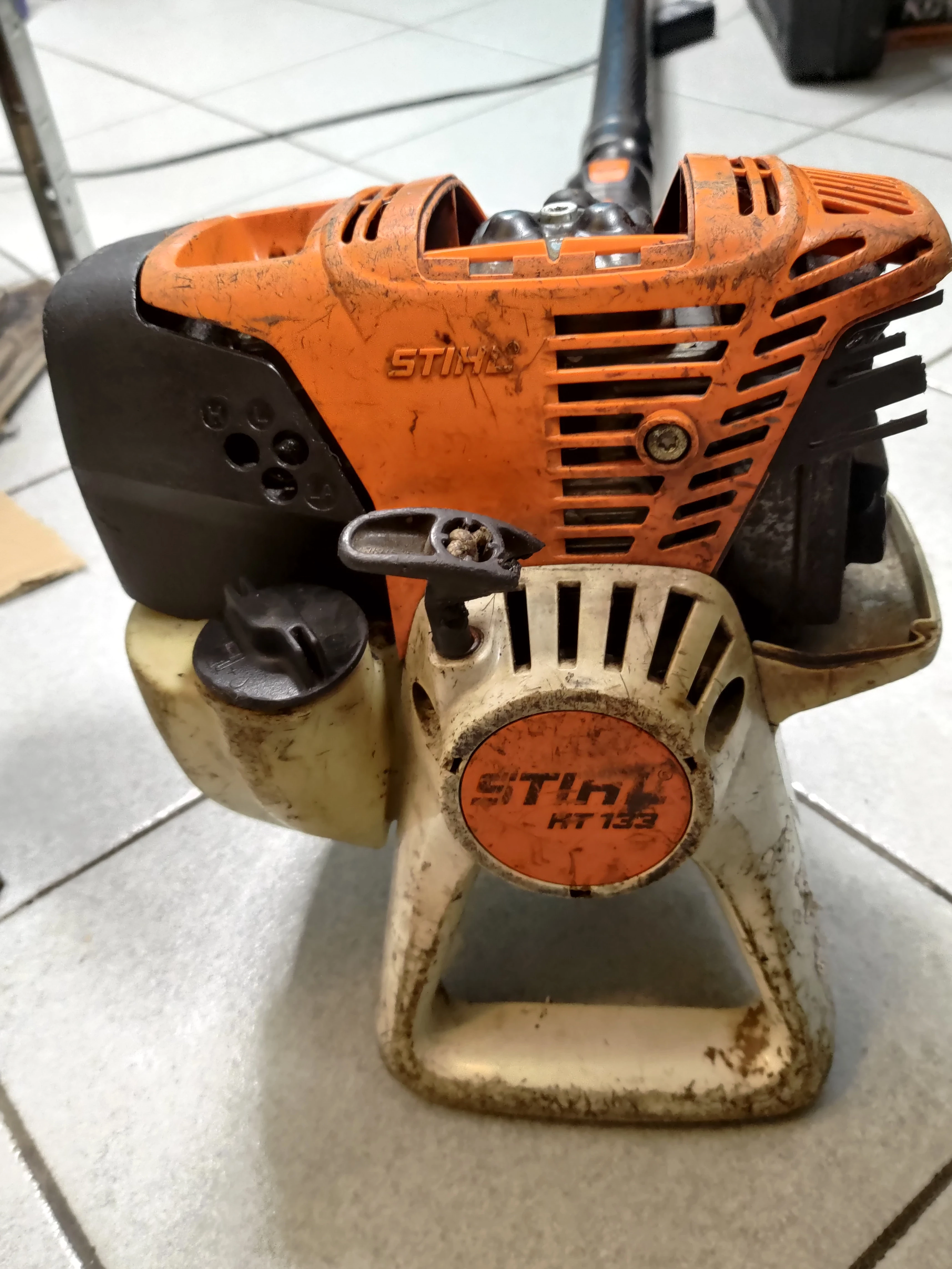 stihl-ht-133-podkrzesywarka-pila-spalinowa-galezi-stan-uzywany