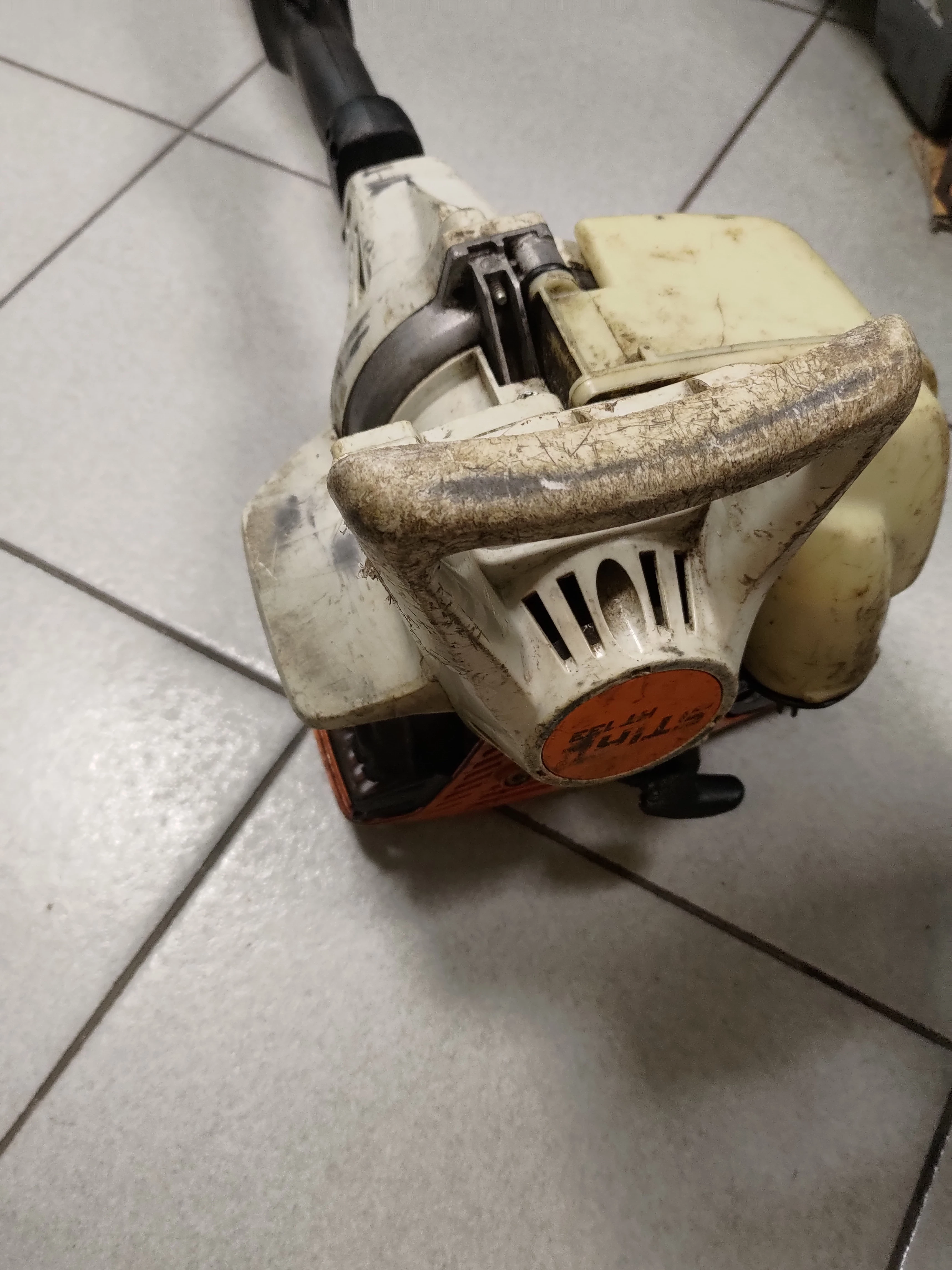 stihl-ht-133-podkrzesywarka-pila-spalinowa-galezi-marka-stihl
