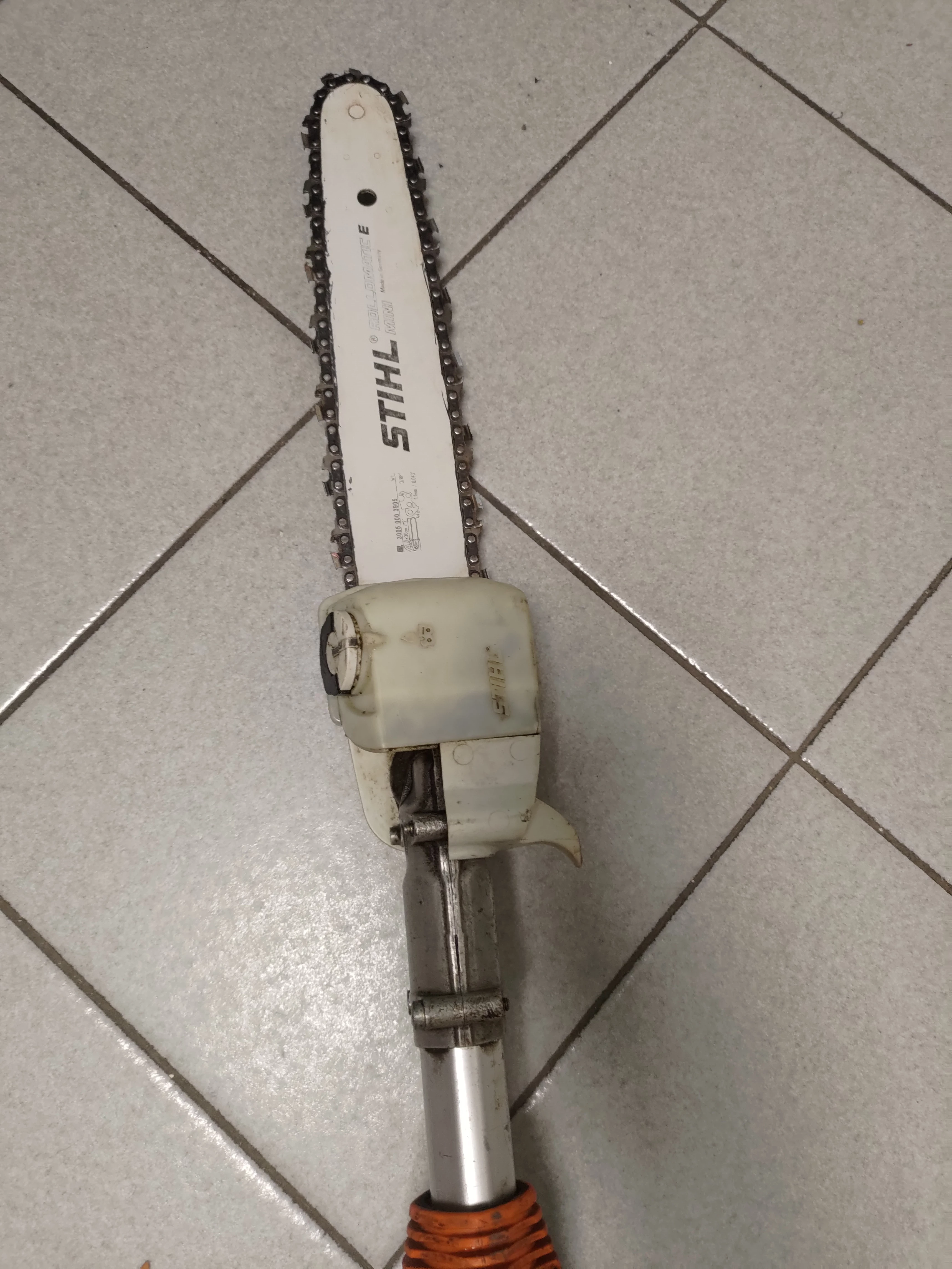 stihl-ht-133-podkrzesywarka-pila-spalinowa-galezi-zasilanie-spalinowe