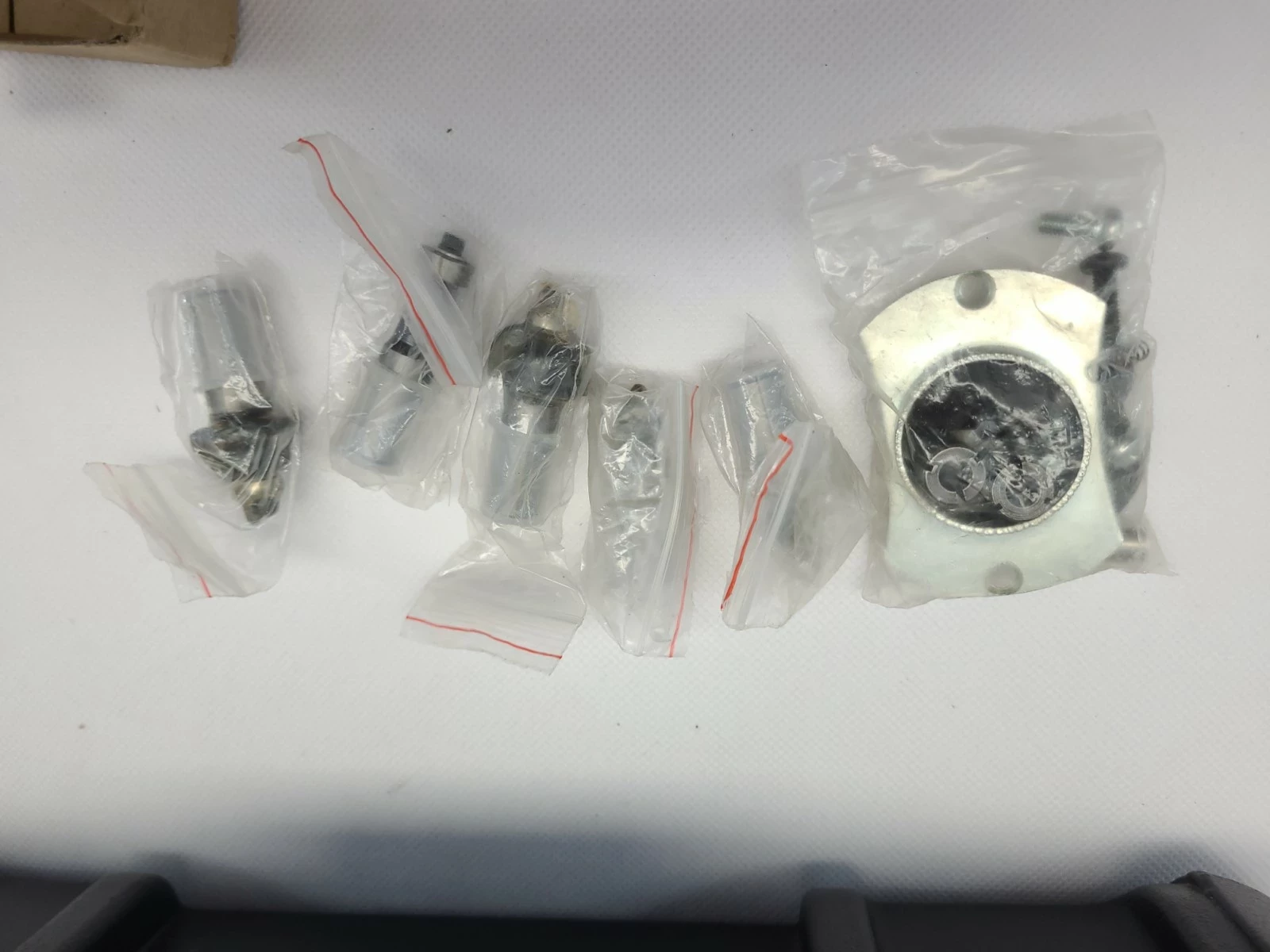 frezarka-gornowrzecionowa-black-decker-kw-1600e-zasilanie-sieciowe