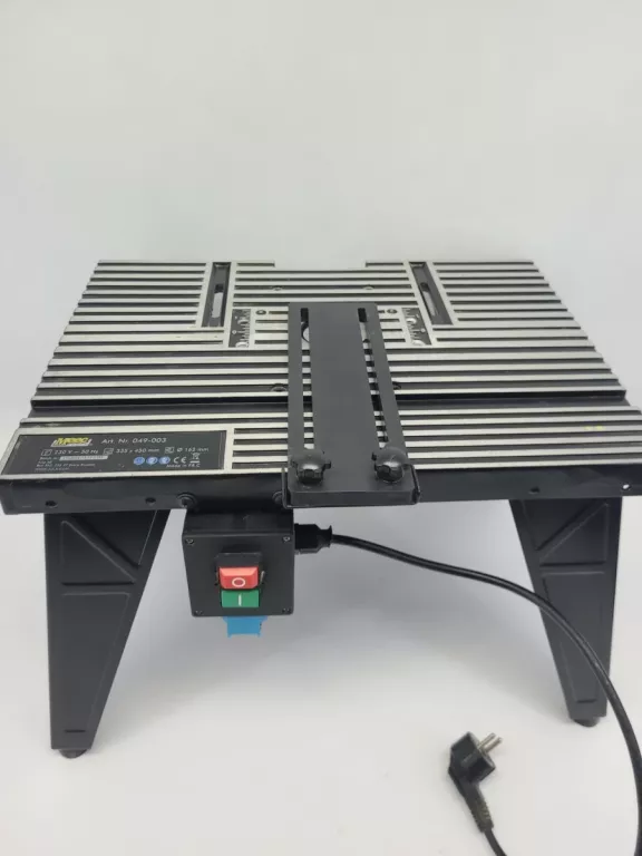 frezarka-gornowrzecionowa-black-decker-kw-1600e-stan-uzywany