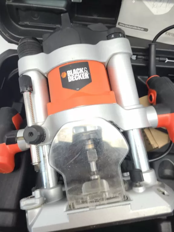 FREZARKA GÓRNOWRZECIONOWA BLACK DECKER KW 1600E