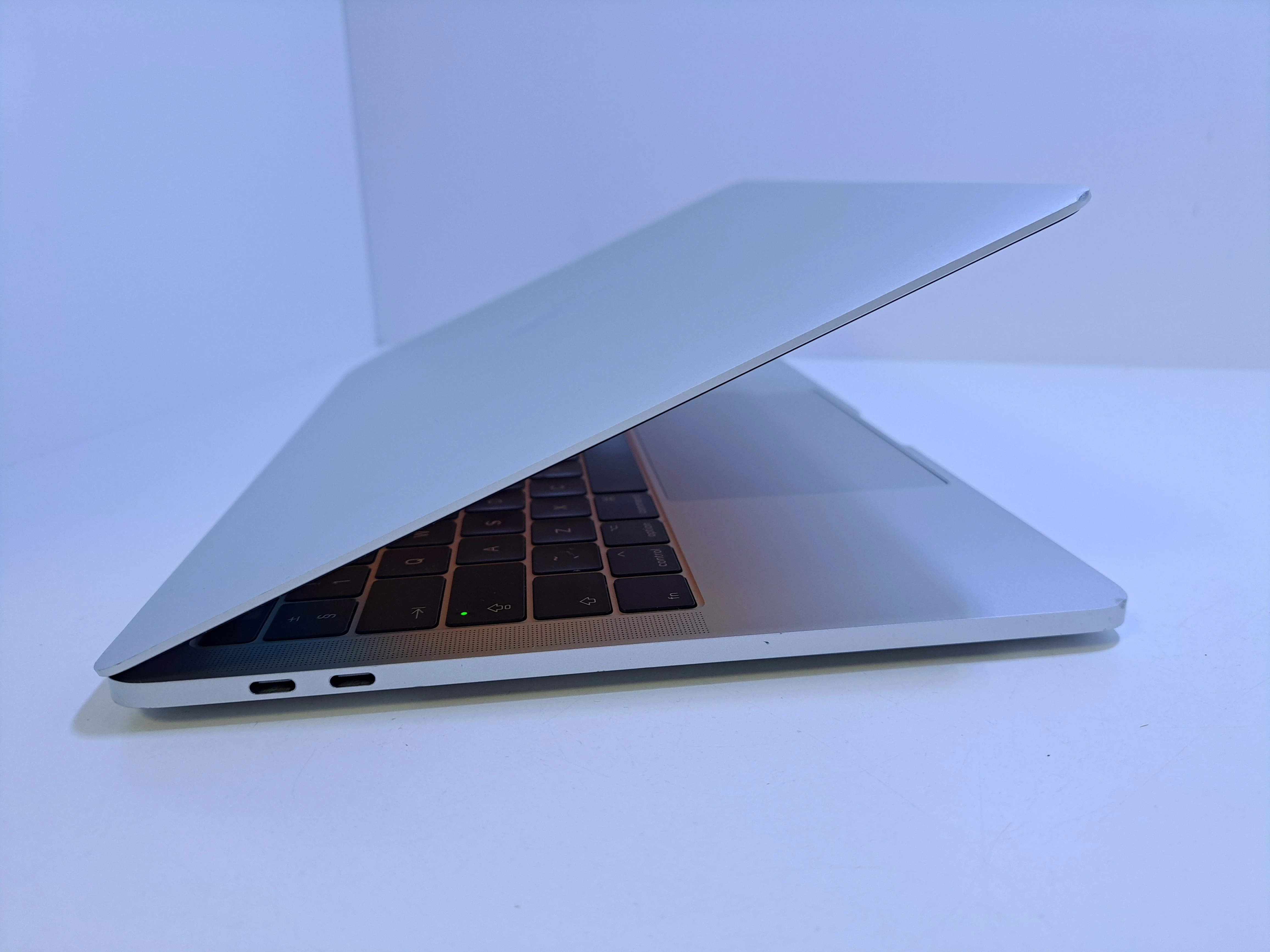 laptop-apple-macbook-pro-13-a1706-16gb-256gb-i5-seria-procesora-intel-core-i5