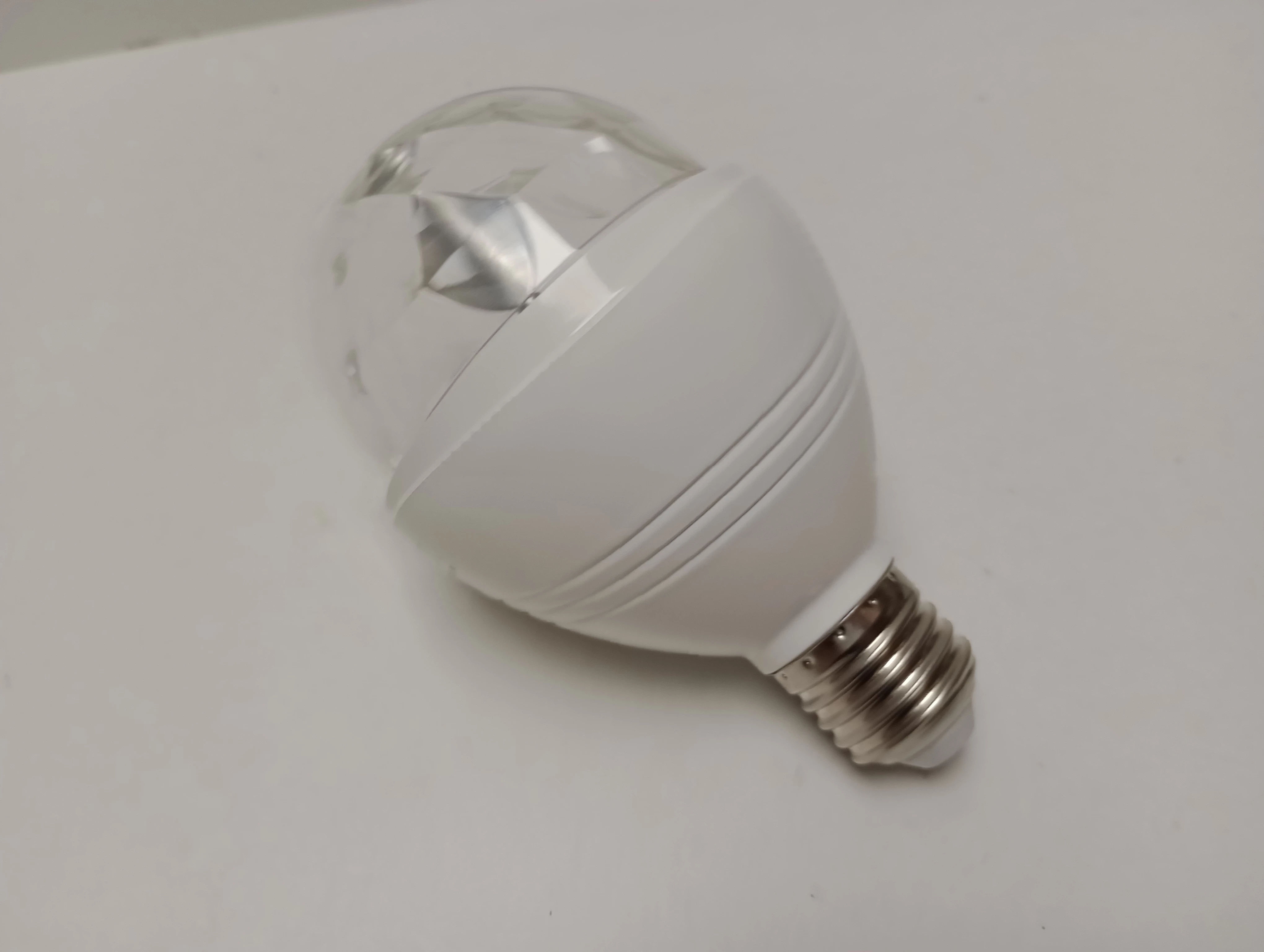 obrotowa-zarowka-rgb-disco-rodzaj-zarowka-dyskotekowa