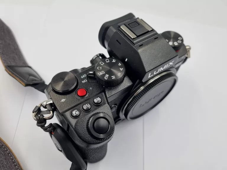 aparat-panasonic-lumix-dc-s5-2-obiektywy-marka-panasonic