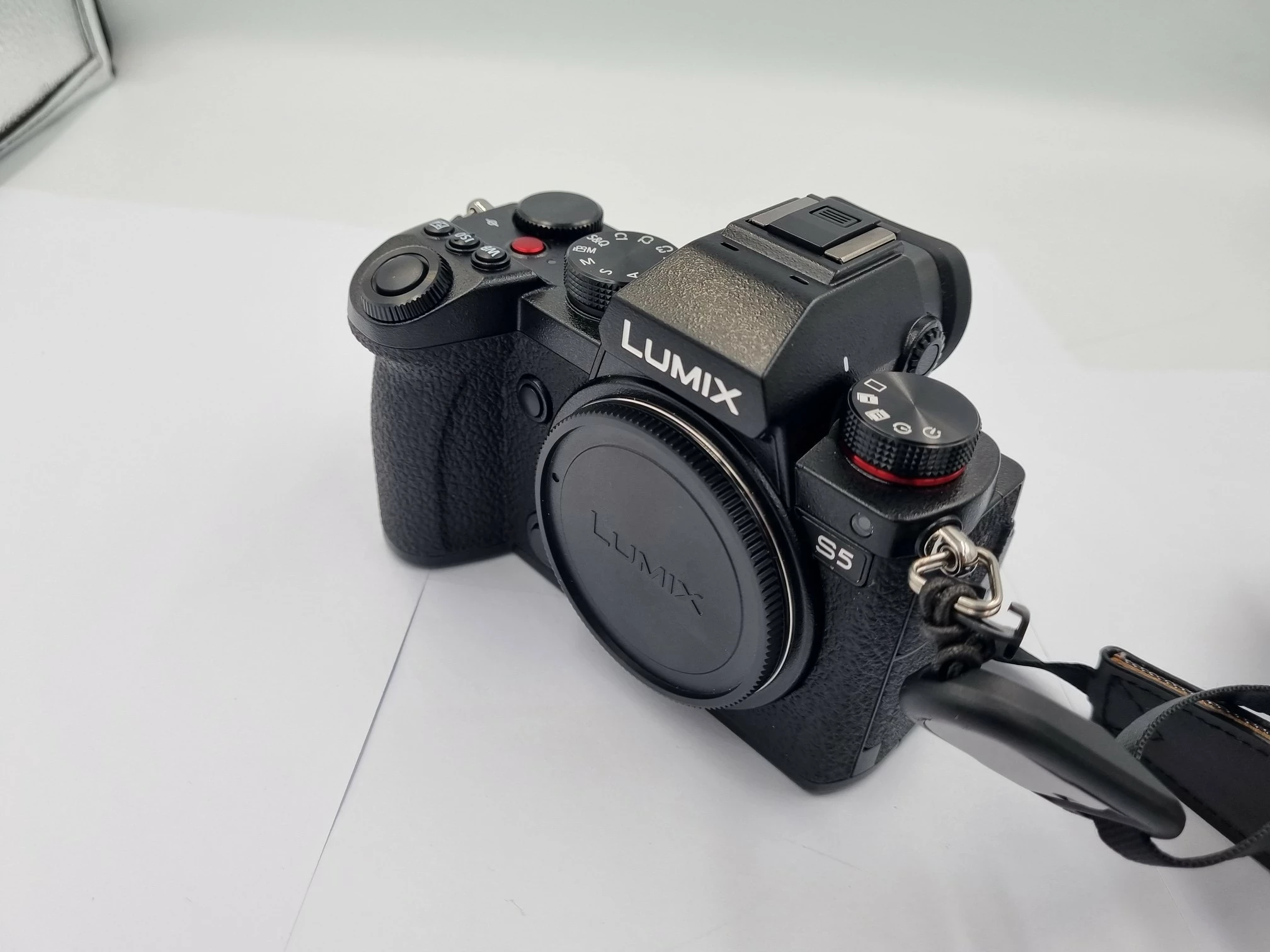 aparat-panasonic-lumix-dc-s5-2-obiektywy-rozdzielczosc-242