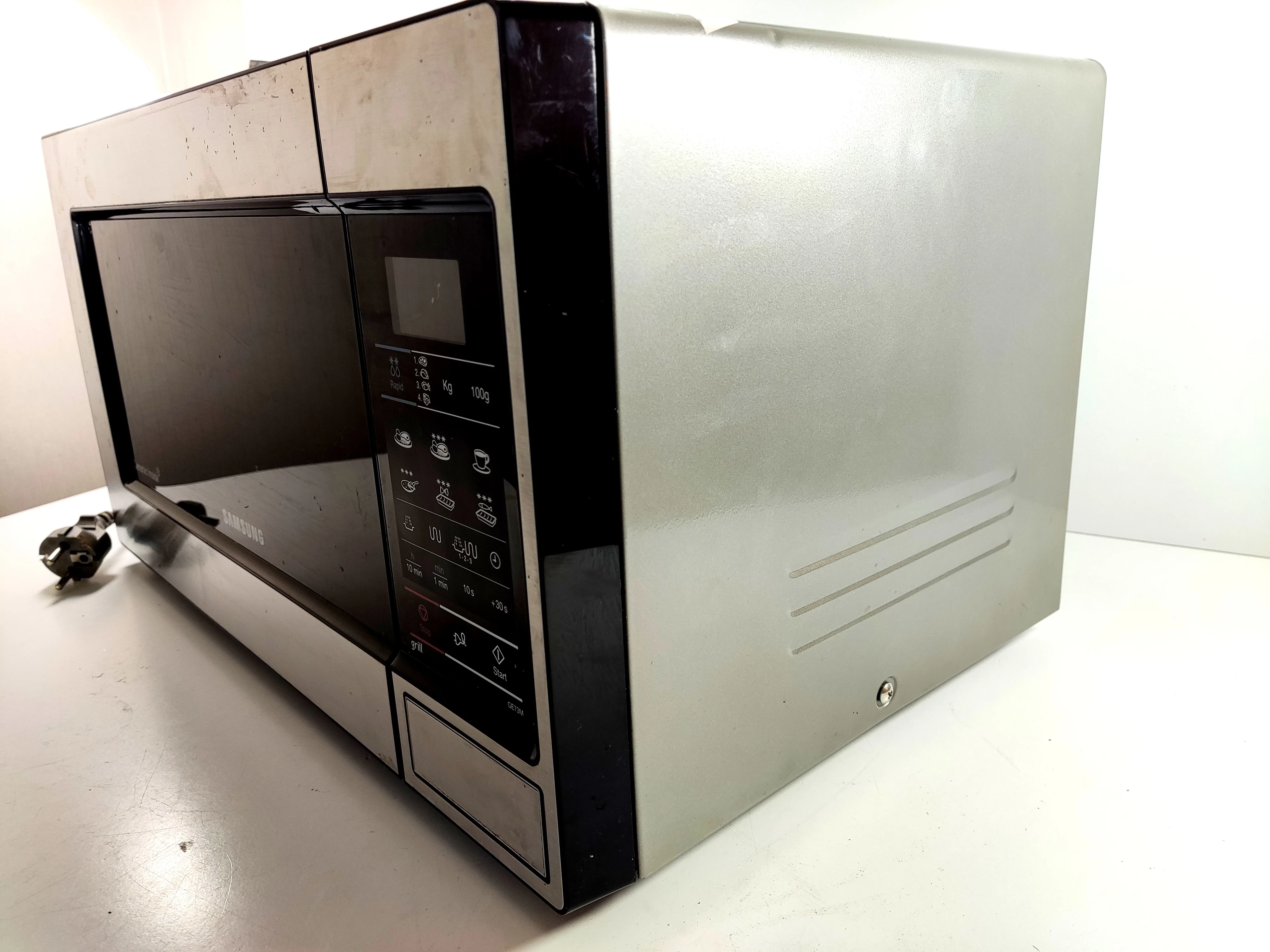 kuchenka-mikrofalowa-samsung-ge73m-pojemnosc-20